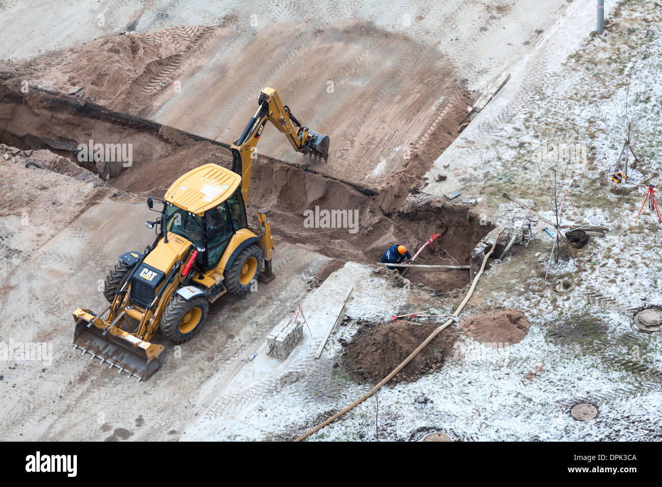 Travail sur la refonte de l'autre côté de la route. Le remplissage des tranchées avec du sable par tracteur. La Russie Banque D'Images