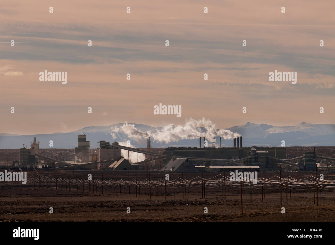 Usine située à côté de l'Interstate 15 avec des lignes électriques. Banque D'Images