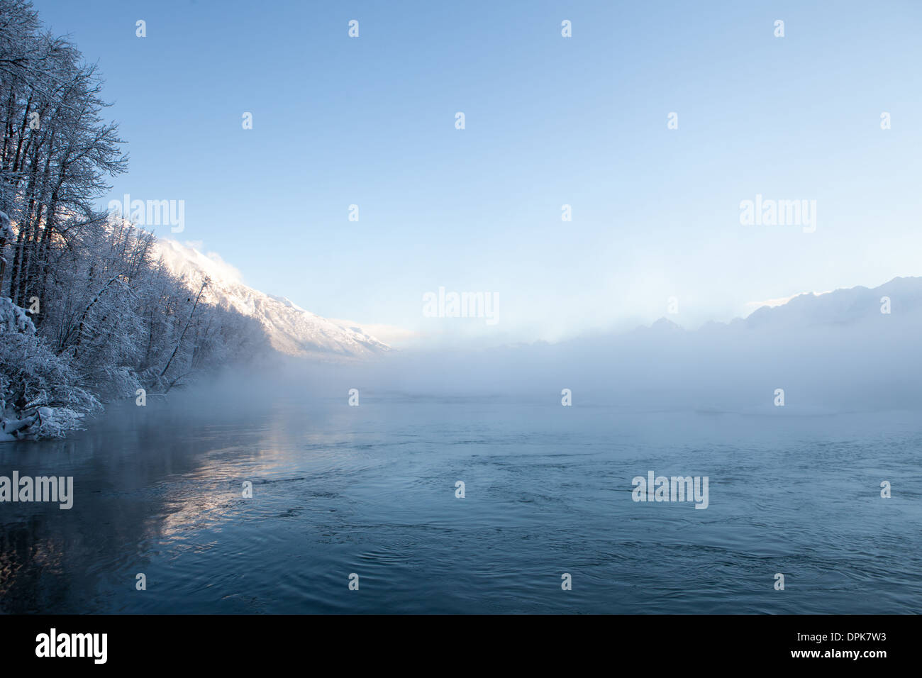 Misty brouillard sur la rivière Chilkat, près de Haines en Alaska en hiver. Banque D'Images