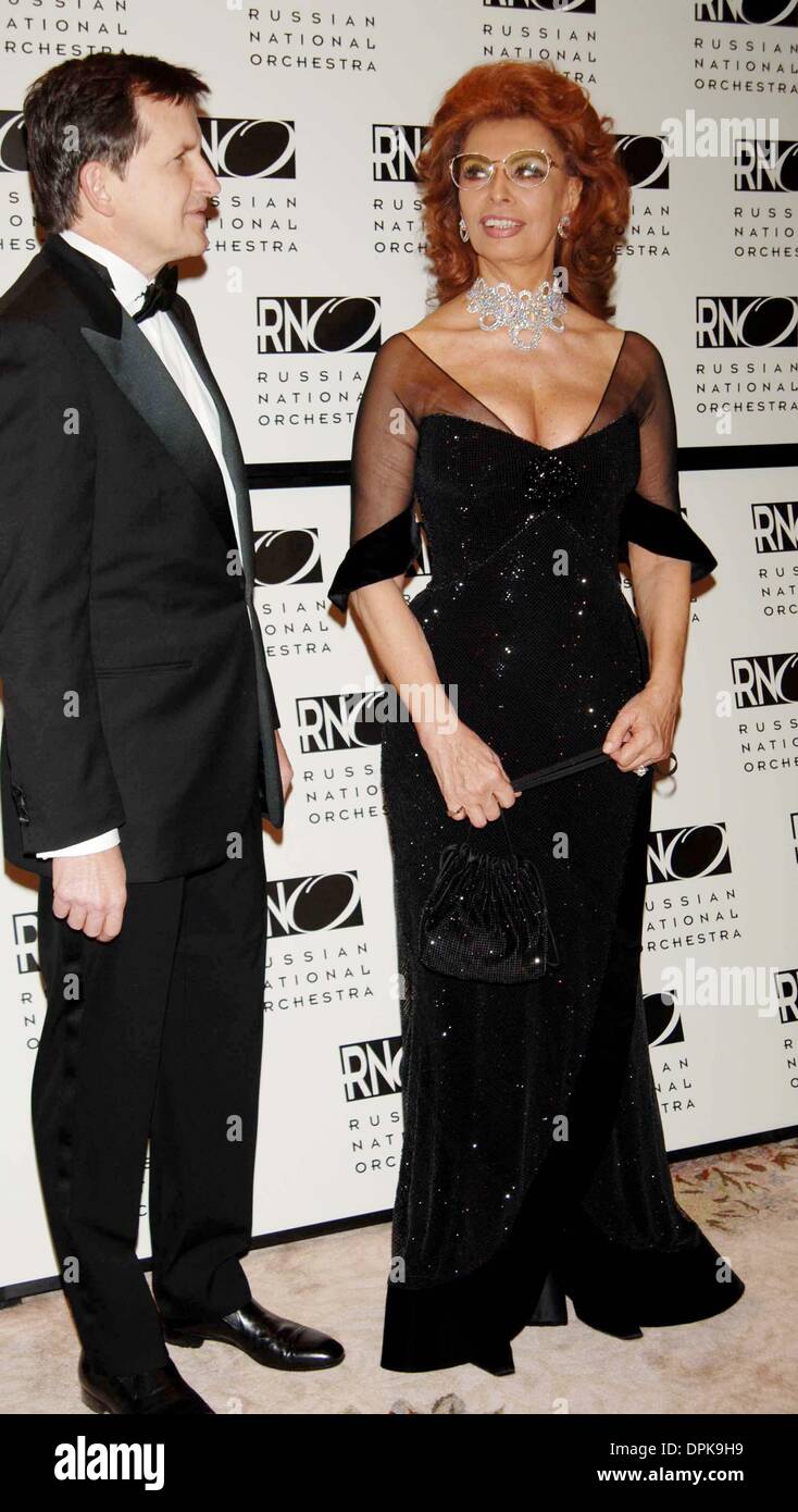 8 mars, 2006 - New York, NEW YORK - K47137AR.l'Orchestrea National Russe Gala du 15e anniversaire au St Regis Hotel, New York 03-07-2006. RENAULT- SOPHIA LOREN ANDREA CHARLES SIMONYI(Image Crédit : © Globe Photos/ZUMAPRESS.com) Banque D'Images