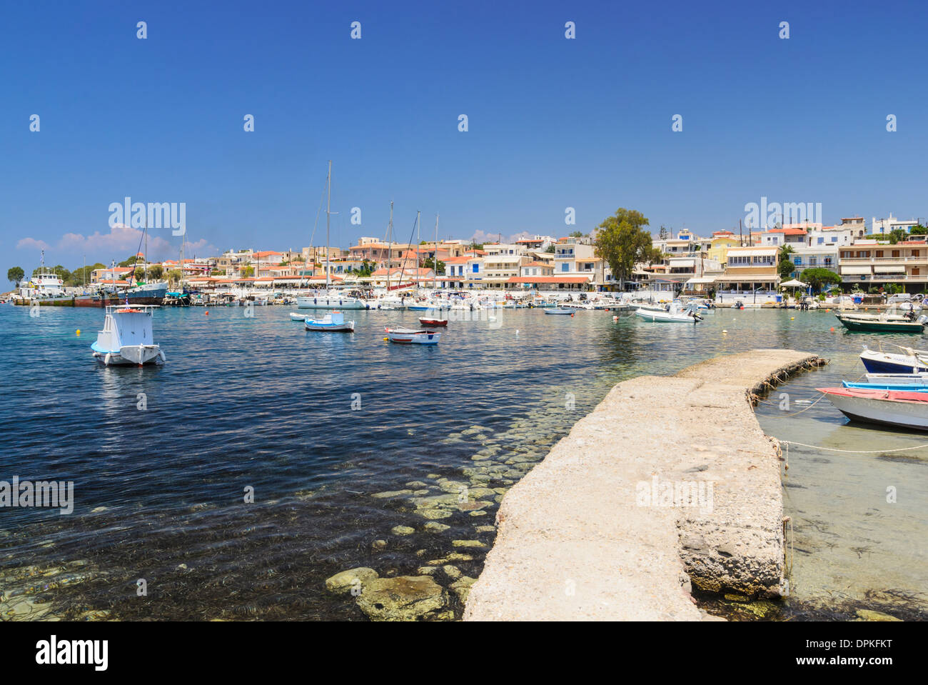 Jolie ville balnéaire de Perdika sur Aegina Island dans le golfe Saronique, Grèce Banque D'Images