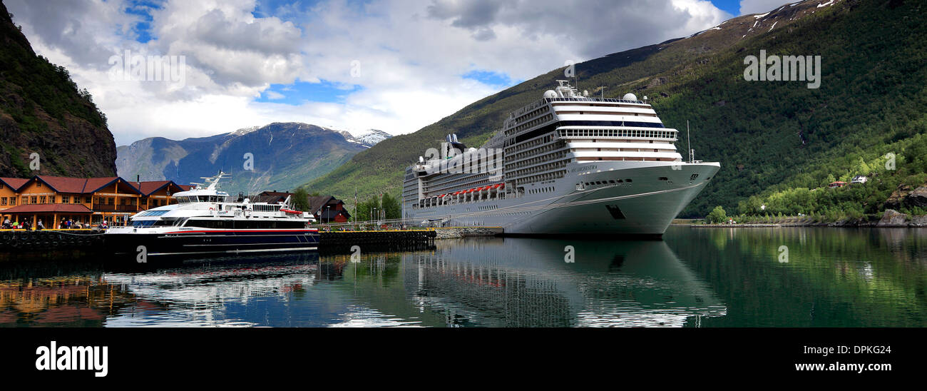 Navire de croisière MSC Orchestra, port de la ville de Flam, Aurlandsfjorden Fjord, Norvège, Scandinavie, l'Europe. Banque D'Images