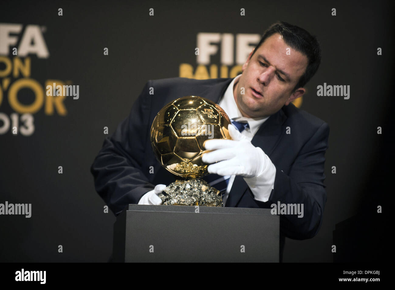 Fifa ballon d'or trophy Banque de photographies et d'images à haute  résolution - Alamy