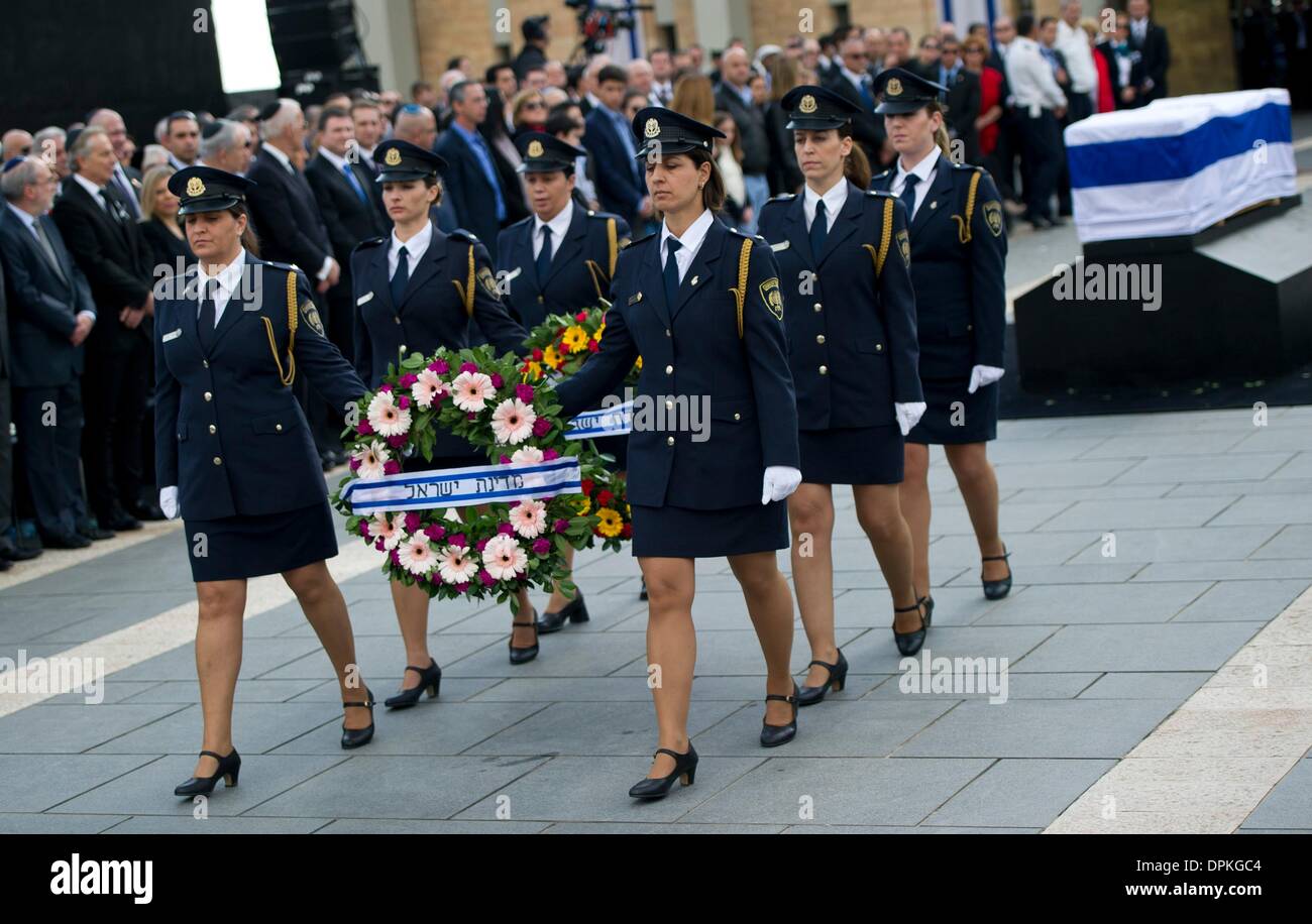 Jérusalem, Israël. 13 Jan, 2014. Les femmes en uniforme portent des couronnes funéraires comme ils en mars avant de le cercueil de l'ancien Premier Ministre israélien Ariel Scharon, durant les funérailles nationales à Jérusalem, Israël, 13 janvier 2014. Photo : Daniel Naupold/dpa/Alamy Live News Banque D'Images
