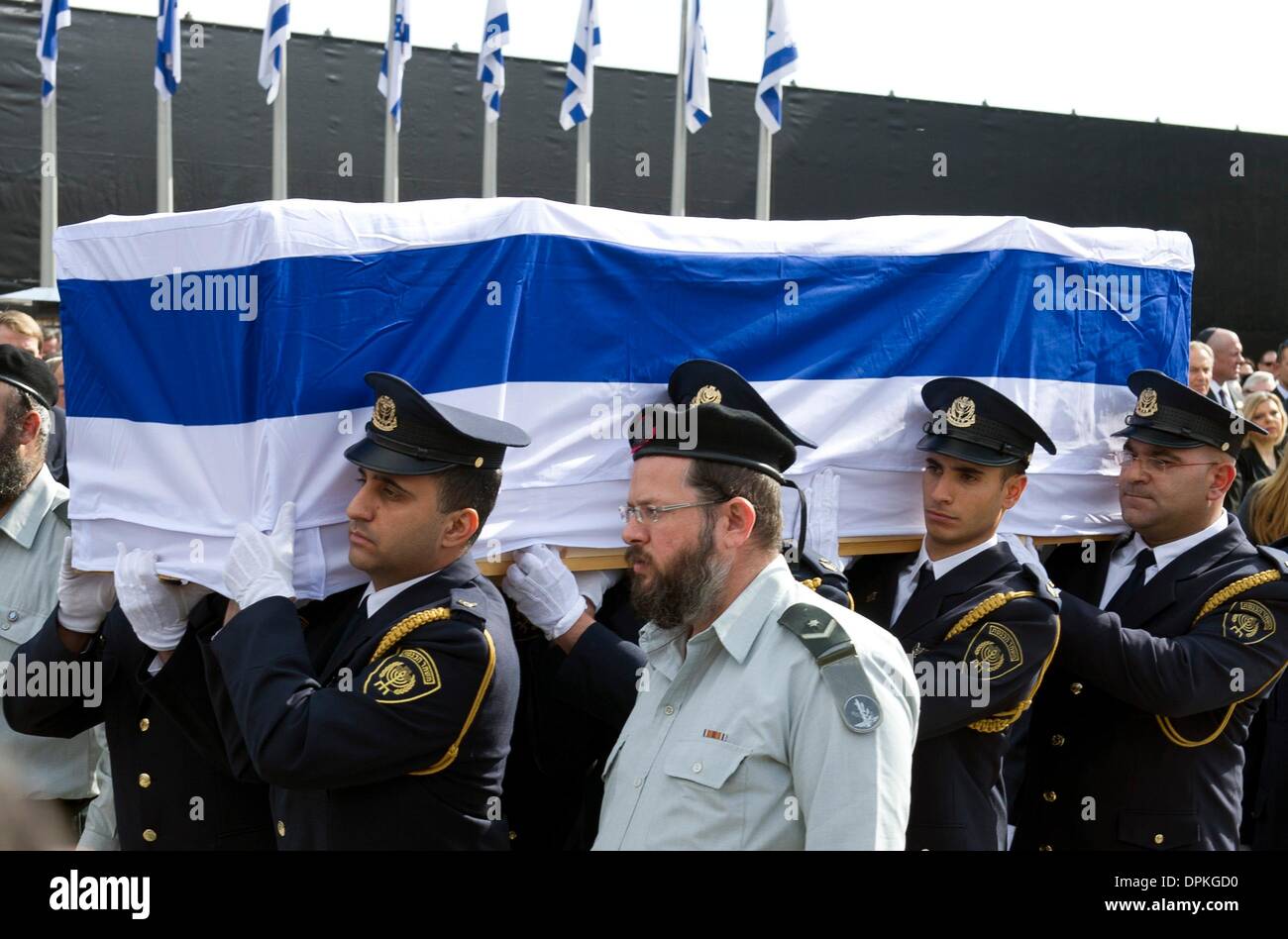 Jérusalem, Israël. 13 Jan, 2014. Les membres des forces armées israéliennes portent le cercueil de l'ancien Premier Ministre israélien Ariel Scharon, durant les funérailles nationales devant la Knesset à Jérusalem, Israël, 13 janvier 2014. Photo : Daniel Naupold/dpa/Alamy Live News Banque D'Images