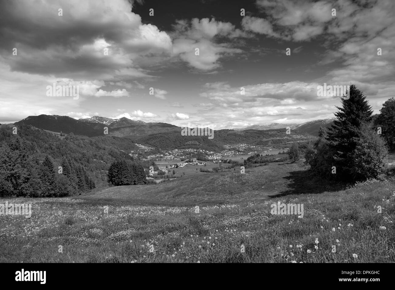 Montagnes qui entourent le village de Oystese, Fjord fjord, Hordaland région de Norvège, Scandinavie, l'Europe. Banque D'Images