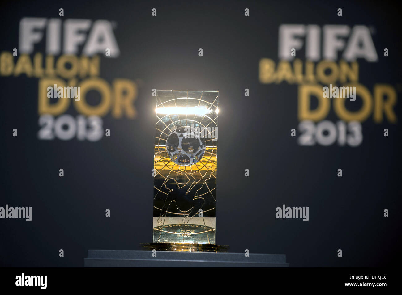 Zurich, Suisse. 13 Jan, 2014. Coupe du Monde féminine de l'année joueur de football / Soccer trophy : vue générale, la FIFA Ballon d'Or 2013 Gala au Kongresshaus de Zurich, Suisse . Credit : Maurizio Borsari/AFLO/Alamy Live News Banque D'Images