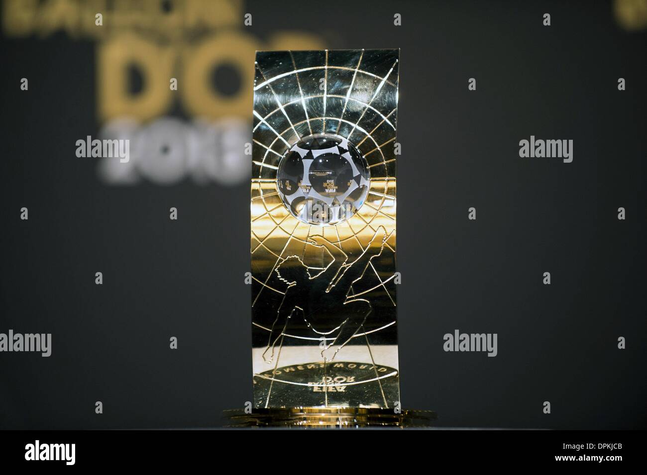 Zurich, Suisse. 13 Jan, 2014. Coupe du Monde féminine de l'année joueur de football / Soccer trophy : vue générale, la FIFA Ballon d'Or 2013 Gala au Kongresshaus de Zurich, Suisse . Credit : Maurizio Borsari/AFLO/Alamy Live News Banque D'Images
