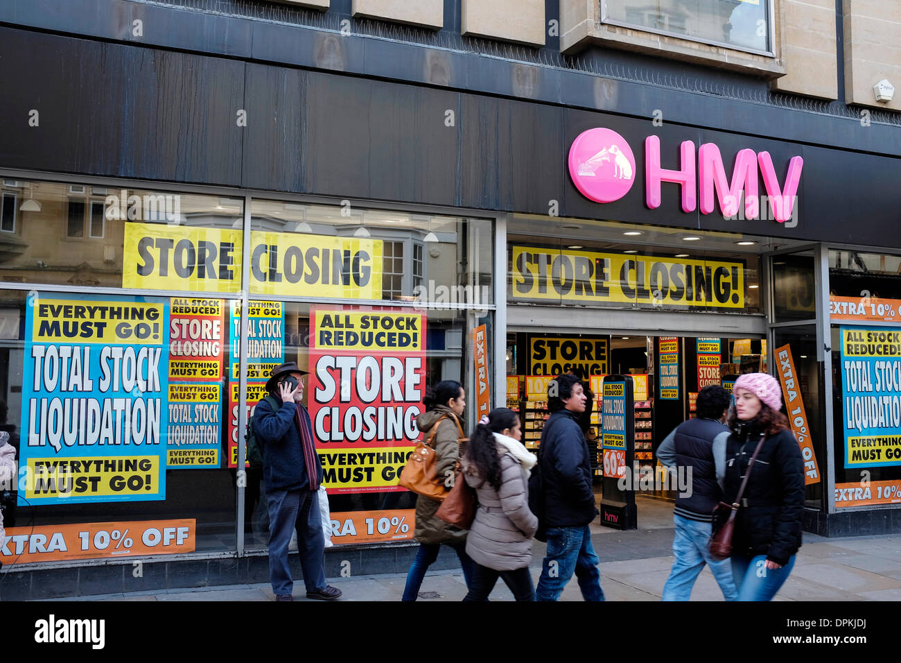 Oxford, UK. 14 janvier 2014. Le HMV store sur Cornmarket Street est fermé à la fin de février avant de déménager dans un nouveau magasin dans un lieu qui reste encore à être annoncé. La vente a tout stock prix réduit. Crédit : Andrew Paterson/Alamy Live News Banque D'Images