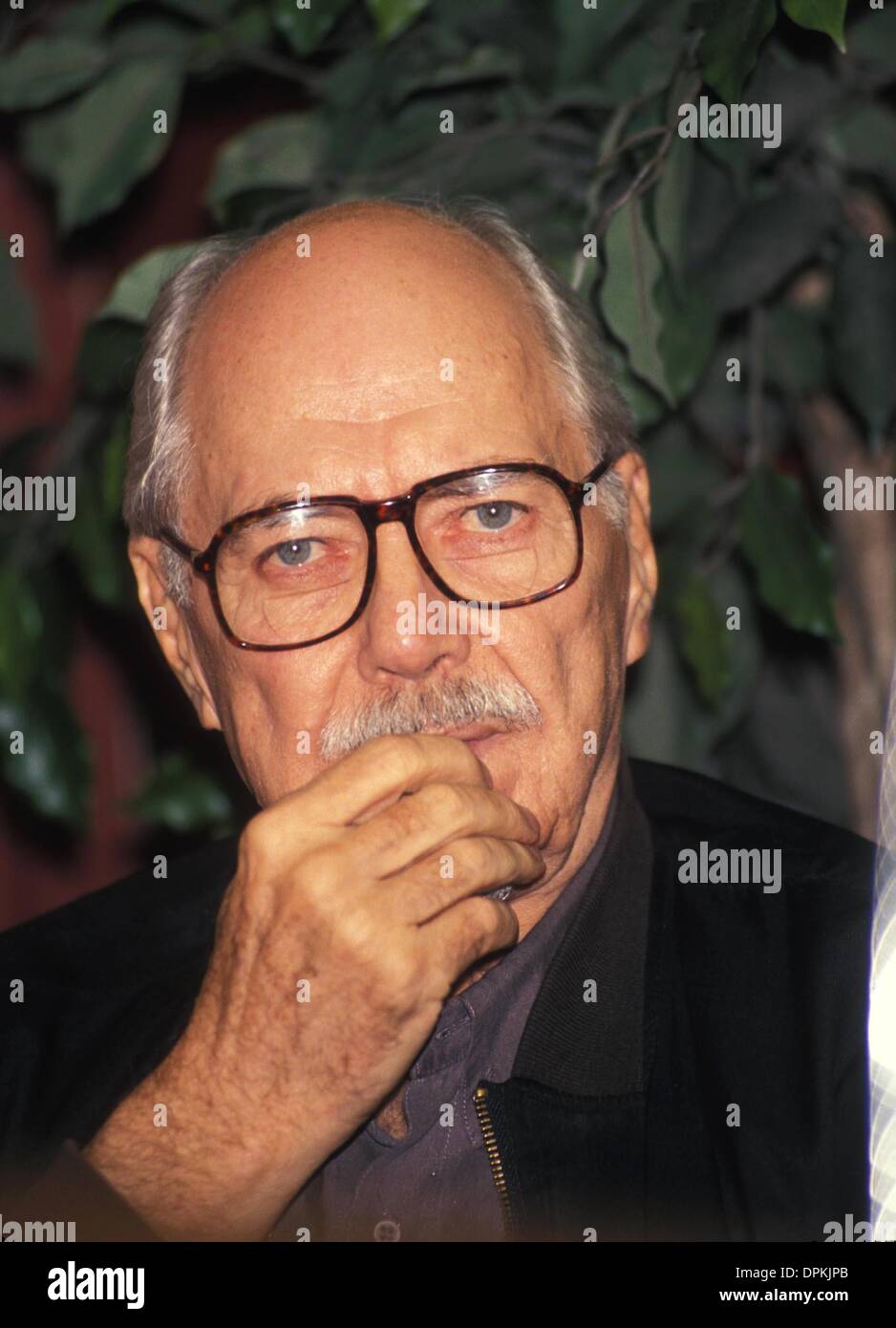 22 novembre 2006 - L6558AR.ROBERT ALTMAN.LECTURE DANS UNE LIBRAIRIE DE ''Short'' des coupes. ANDREA.ROBERTALTMANRETRO 1993 RENAULT-(Credit Image : © Globe Photos/ZUMAPRESS.com) Banque D'Images