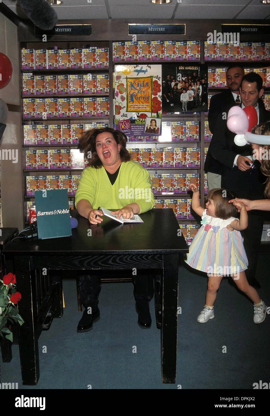 21 décembre 2006 - K8787AR.Rosie O'DONNELL.SIGNE DES EXEMPLAIRES DE son livre intitulé ''LES ENFANTS SONT DRÔLES''.LIBRAIRIE Barnes and Noble, NEW YORK 05-17-1997. ANDREA- RENAULT 1997(Credit Image : © Photos Globe/ZUMAPRESS.com) Banque D'Images