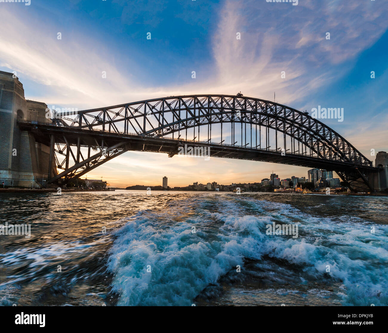 Distance en ferry avec le port de Sydney, Sydney Harbour Bridge, au coucher du soleil, Sydney Australie Banque D'Images