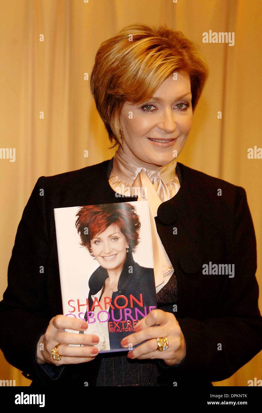 25 octobre 2006 - New York, New York, USA - Sharon Osbourne fait la promotion de son nouveau livre à Barnes & Nobles sur la cinquième avenue Sharon Osbourne EXTREMME : Mon autobiographie le 25 octobre 2006.. Andrea AR50433K Renault.(Image Crédit : © Globe Photos/ZUMAPRESS.com) Banque D'Images