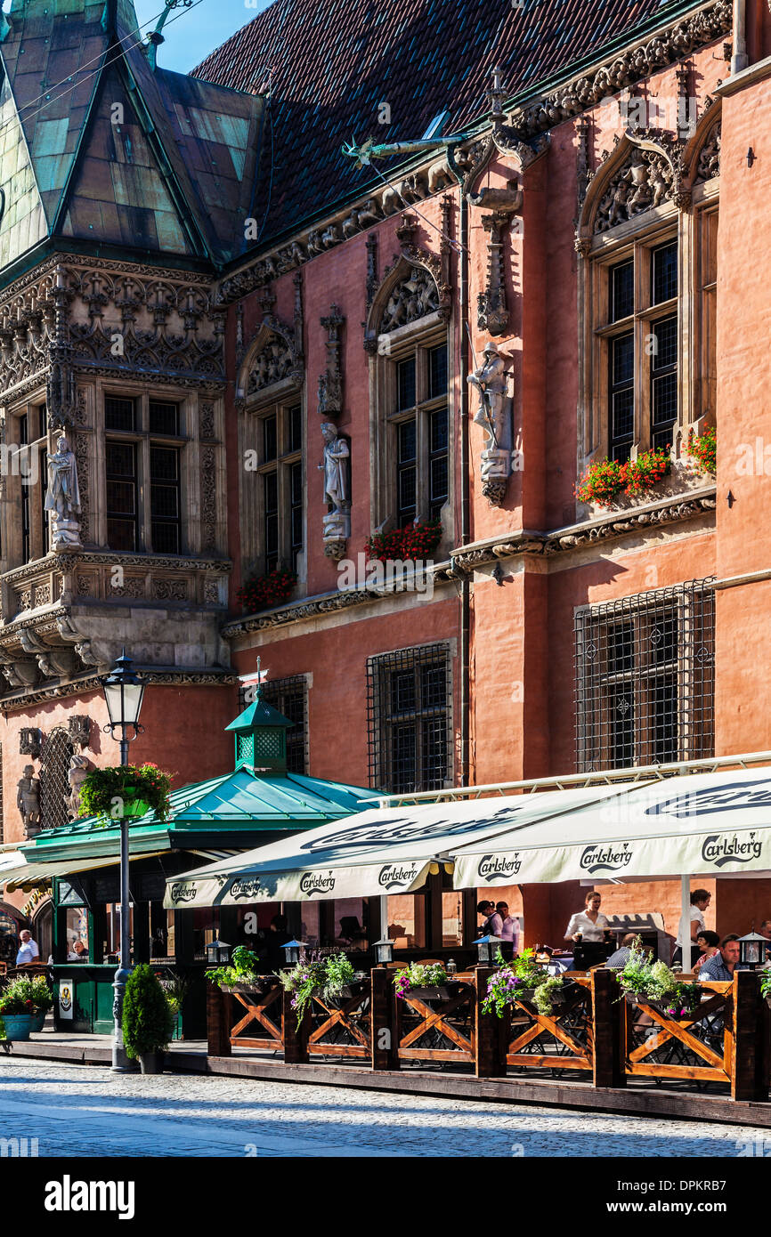 Bar restaurant en plein air sous l'hôtel de ville néo-gothique ou Ratusz dans la place du marché de Wroclaw. Banque D'Images