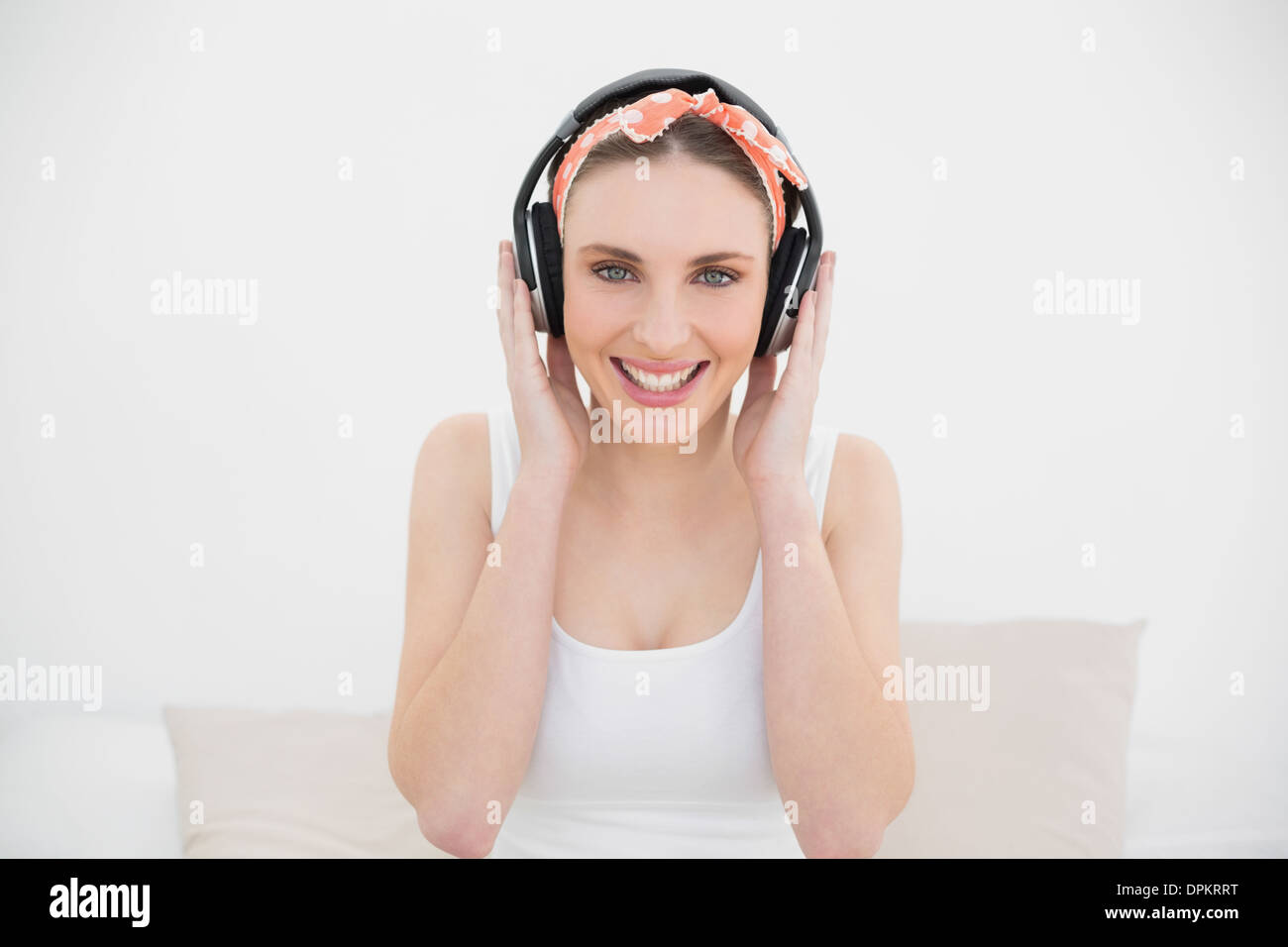 Young woman wearing headphones Banque D'Images