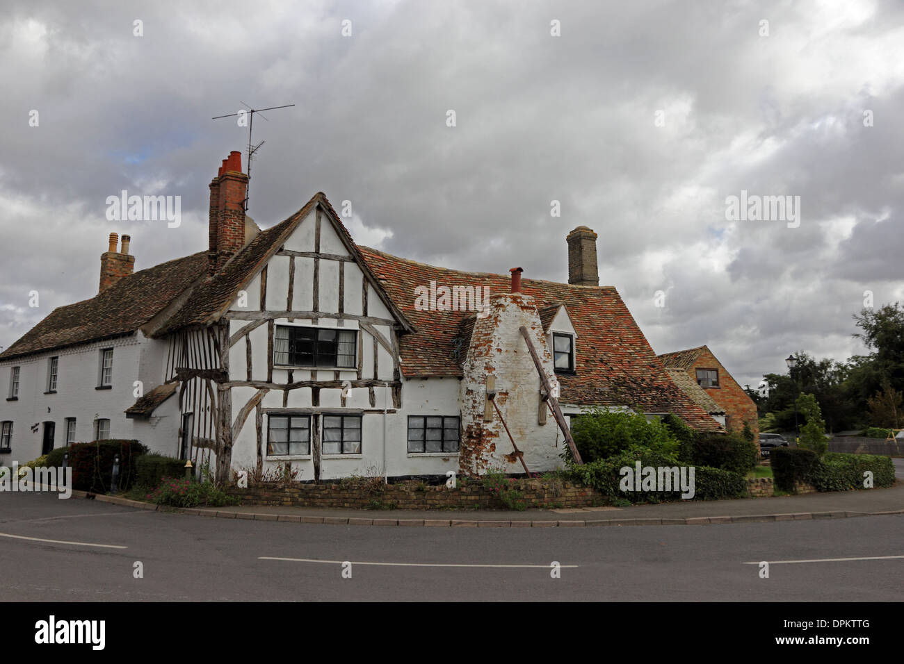 La maison à ossature de bois de style Tudor avec des problèmes structurels Banque D'Images