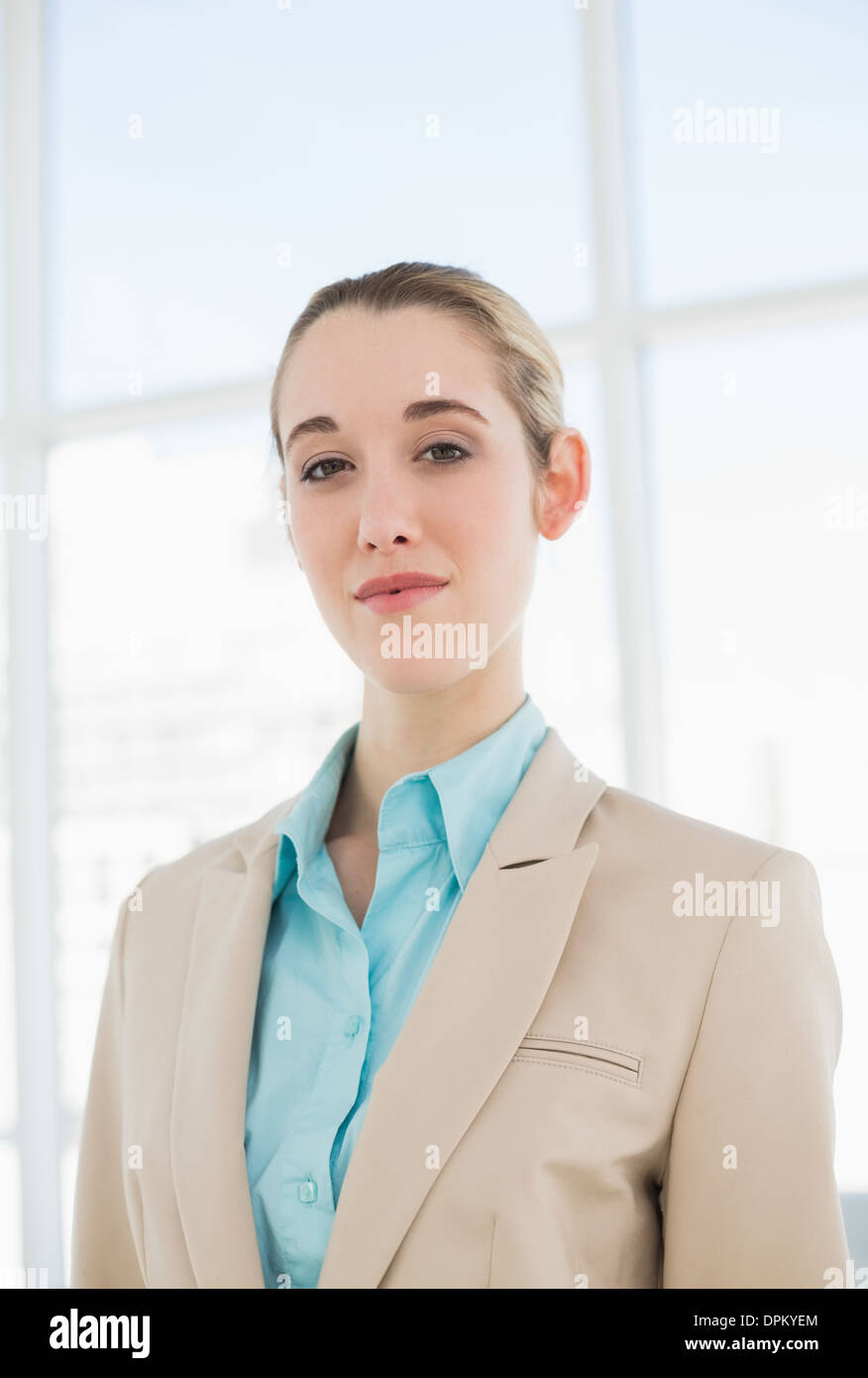 Belle chic businesswoman posing au sérieux dans son bureau Banque D'Images