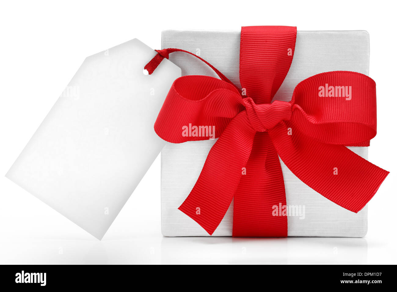 Boîte cadeau blanche avec arc rouge et tag Banque D'Images