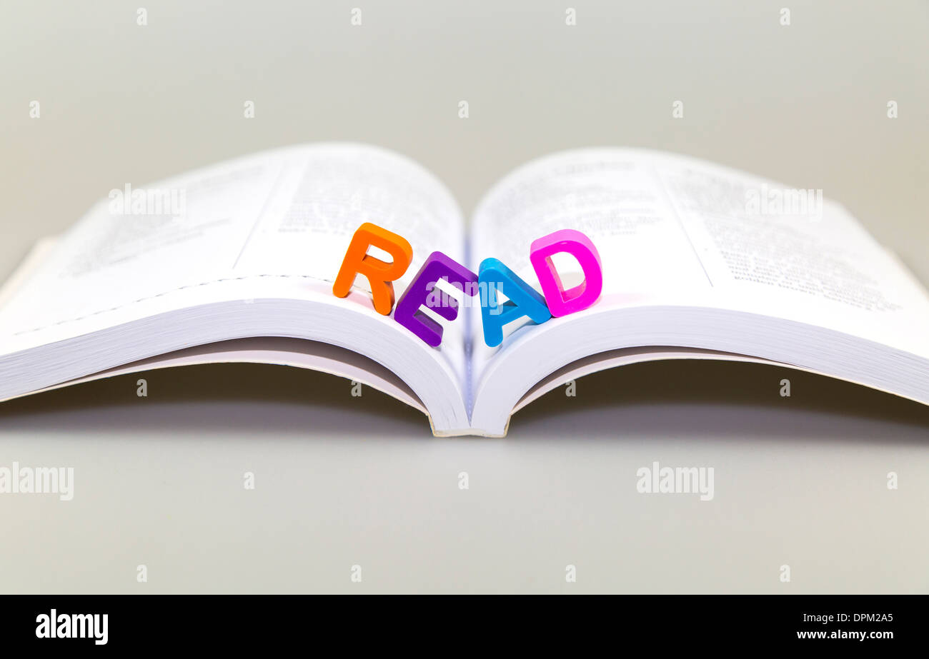 Lire des livres Banque D'Images