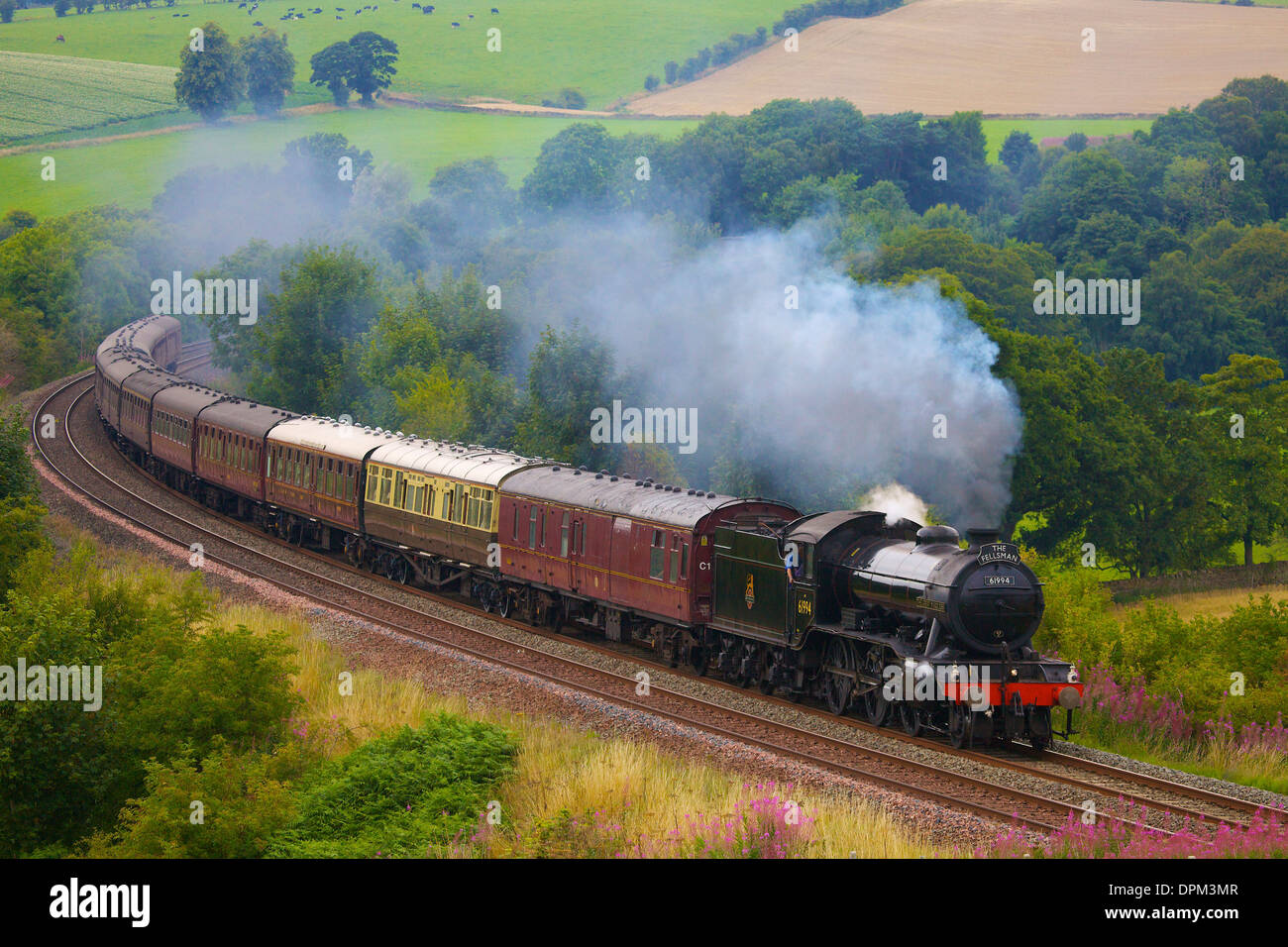 LNER Classe K4 2-6-0 'Le Grand Marquis' près de train à vapeur de bois Baron faible, régler à la ferme Armathwaite Ligne Carlisle, Eden Valley Banque D'Images