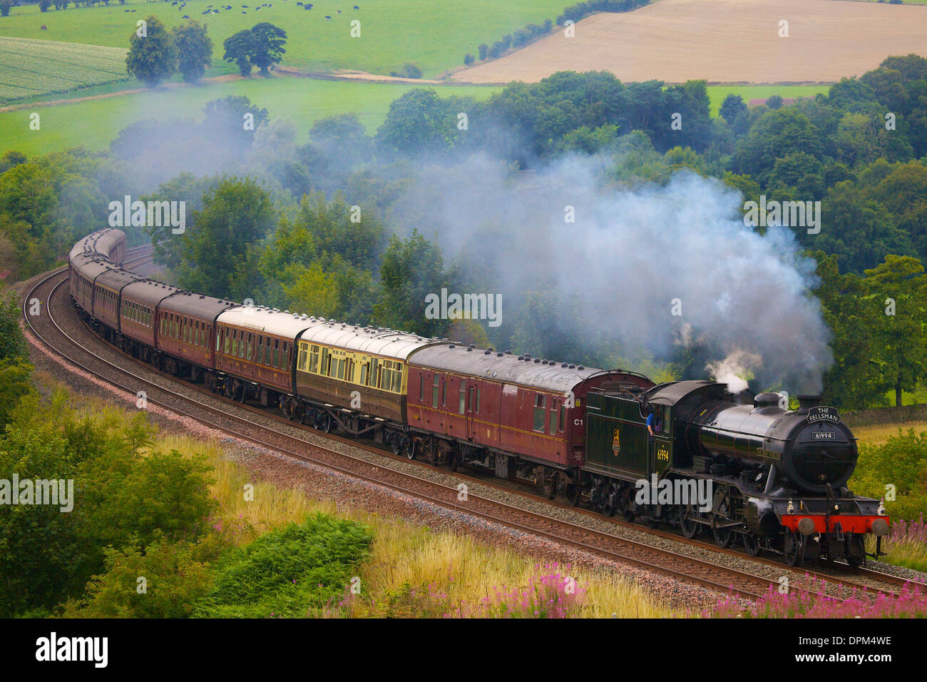 LNER Classe K4 2-6-0 'Le Grand Marquis' près de train à vapeur de bois Baron faible, régler à la ferme Armathwaite Ligne Carlisle, Eden Valley Banque D'Images