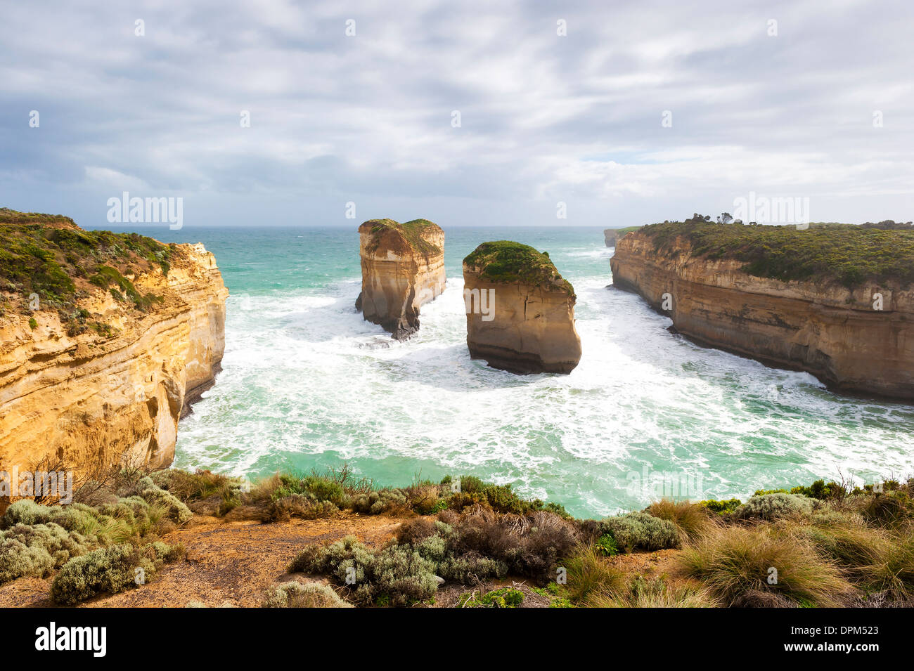 Les douze apôtres sur une journée de printemps venteux sur la Great Ocean Road à Victoria, Australie Banque D'Images