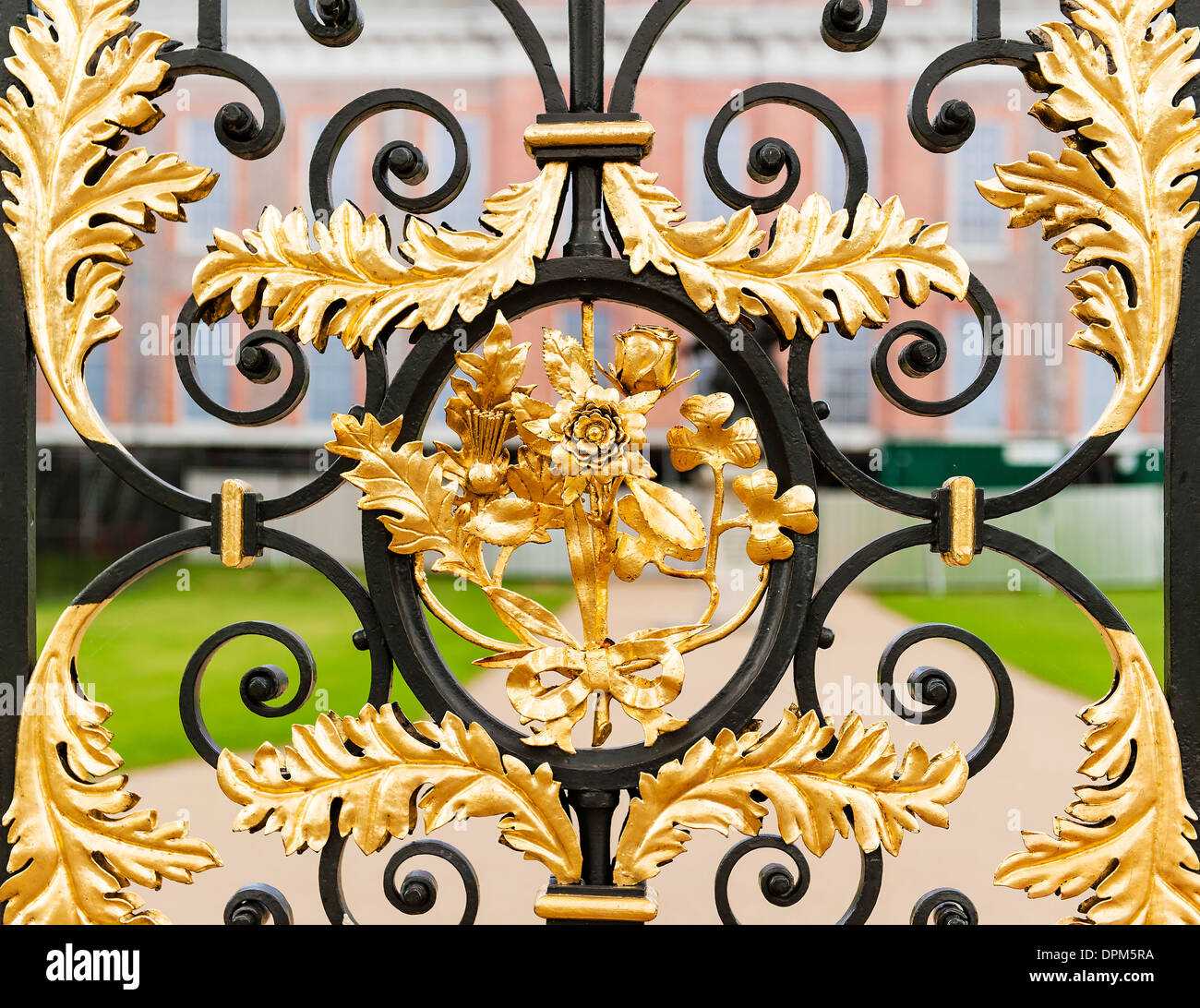 Détail de la porte d'or au palais de Kensington à Londres Banque D'Images