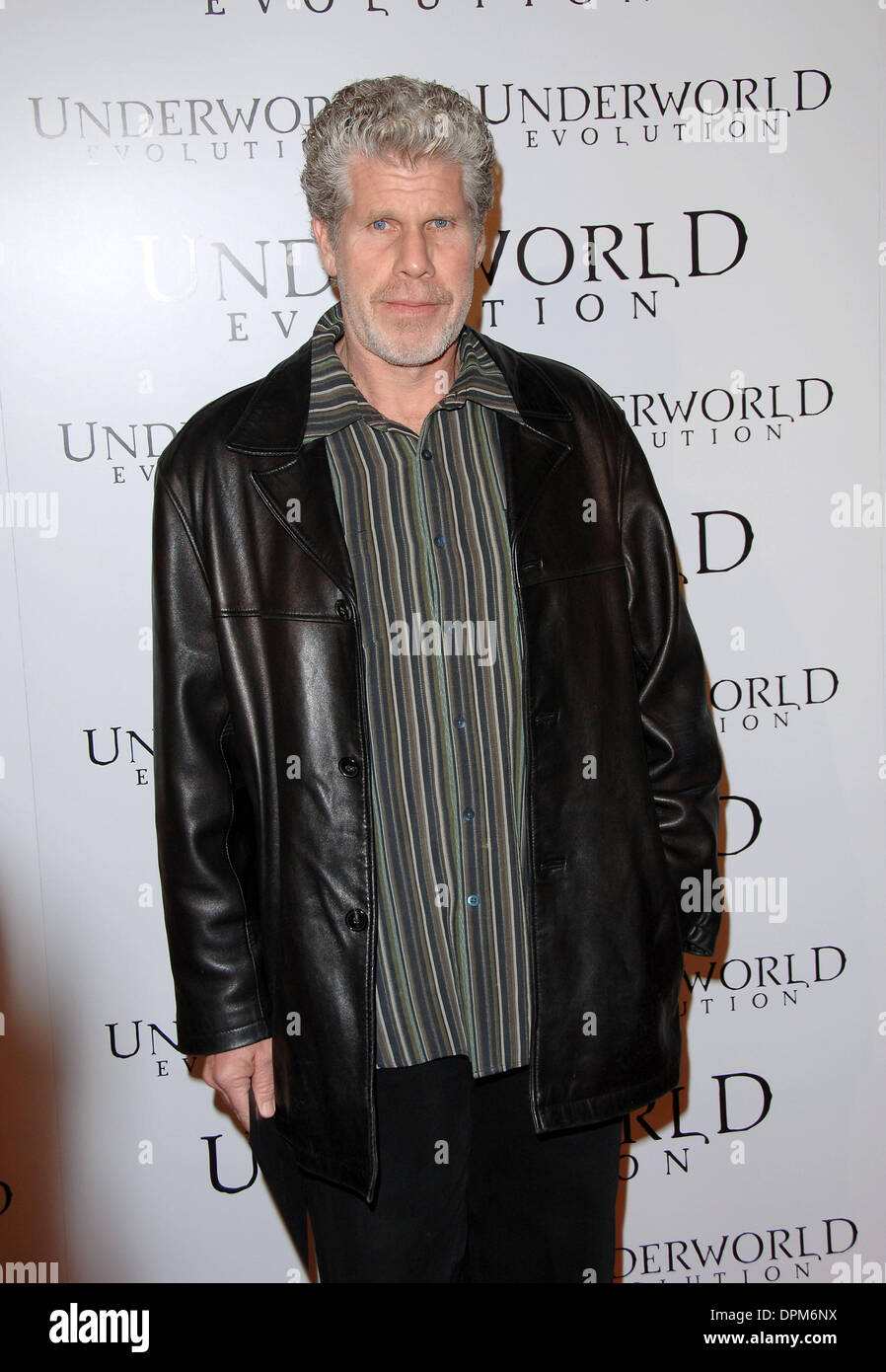 11 janvier 2006 - Los Angeles, Californie, USA - K46079FB.UNDERWORLD EVOLUTION, À LA PREMIERE.CINERAMA DOME LOS ANGELES, CA..1/11/2006. BARRETT FITZROY / 2006.RON PEARLMAN(Image Crédit : © Globe Photos/ZUMAPRESS.com) Banque D'Images