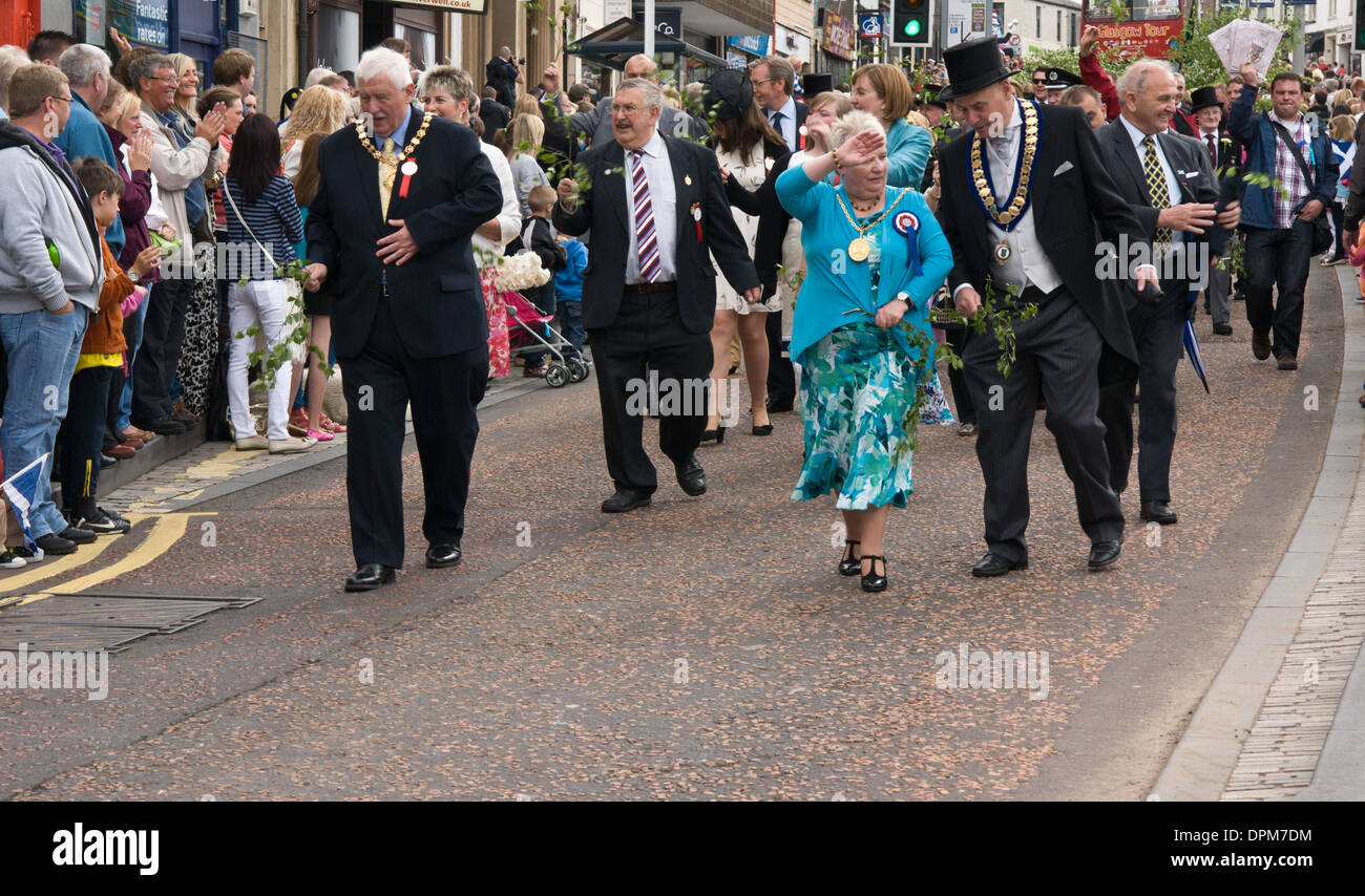 Le Lord Provost (la dame en turquoise) et les fonctionnaires qui prennent part à la procession annuelle Journée Lanimer à Lanark, en Ecosse Banque D'Images