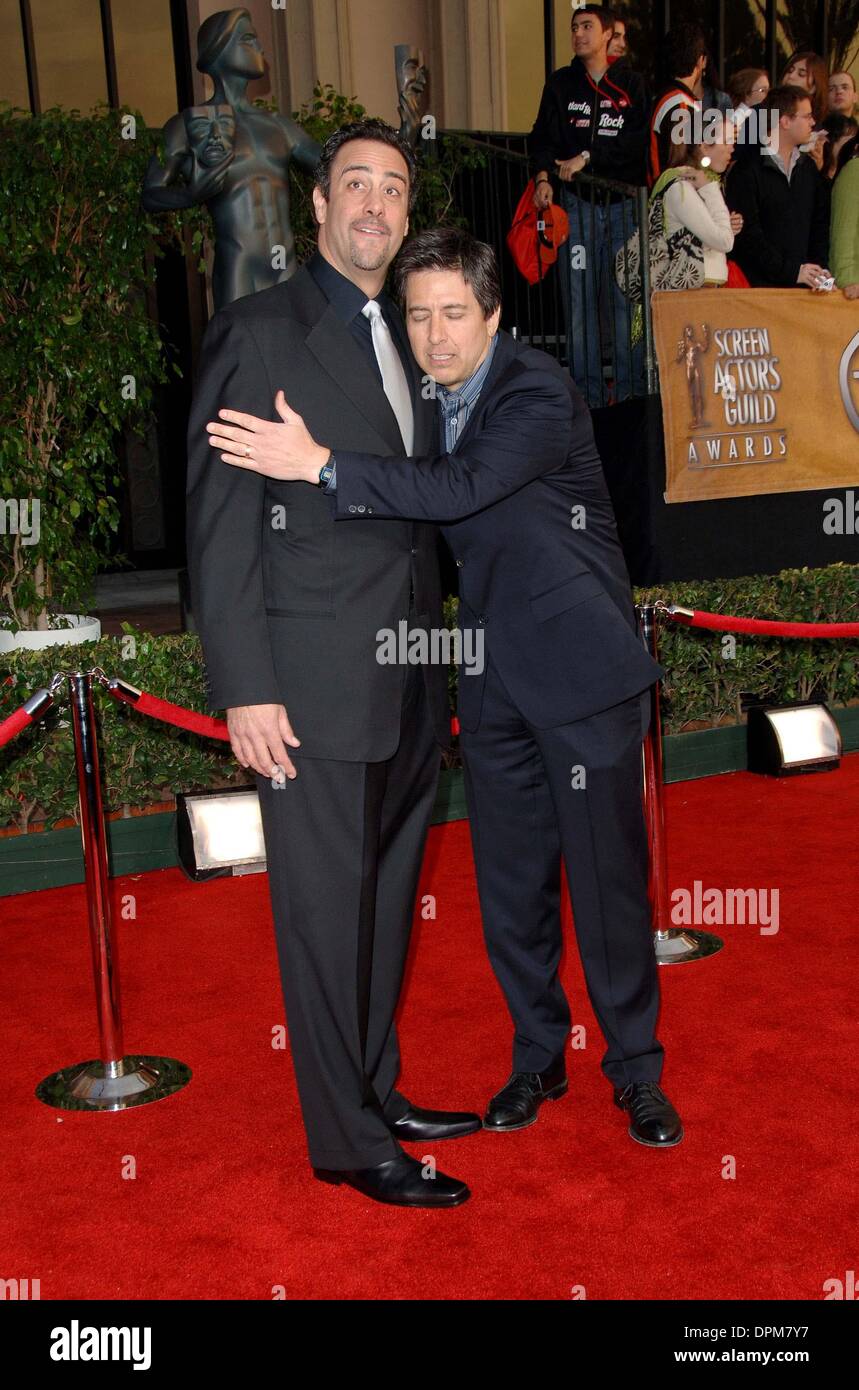 31 janvier 2006 - Los Angeles, Californie, USA - K46369FB.12e REMISE ANNUELLE DES Screen Actors Guild Awards, les arrivées Au Shrine Auditorium de Los Angeles, CA..1/29/2006. BARRETT FITZROY / 2006.BRAD GARRETT ET RAY ROMANO(Image Crédit : © Globe Photos/ZUMAPRESS.com) Banque D'Images