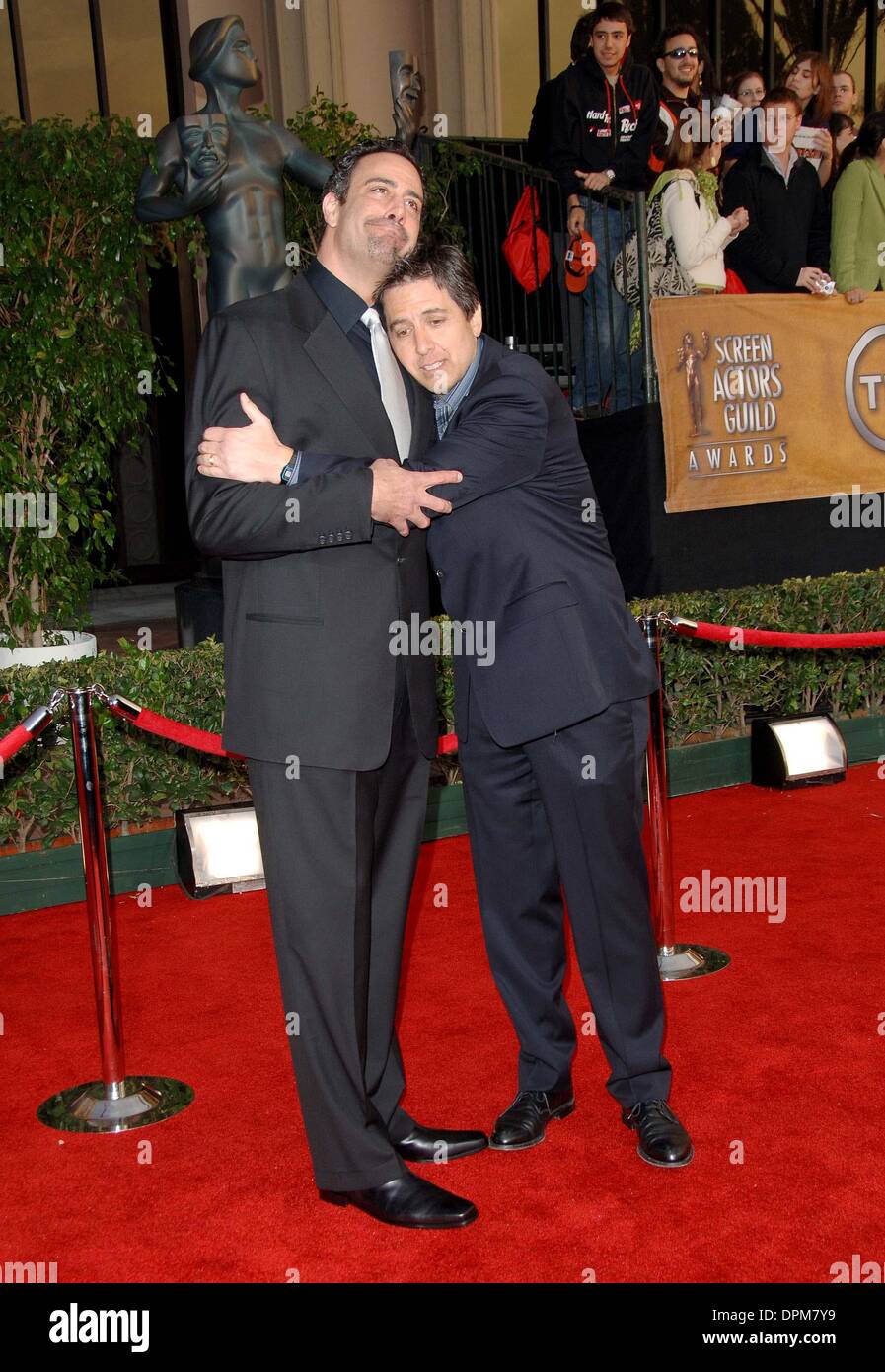 31 janvier 2006 - Los Angeles, Californie, USA - K46369FB.12e REMISE ANNUELLE DES Screen Actors Guild Awards, les arrivées Au Shrine Auditorium de Los Angeles, CA..1/29/2006. BARRETT FITZROY / 2006.BRAD GARRETT ET RAY ROMANO(Image Crédit : © Globe Photos/ZUMAPRESS.com) Banque D'Images