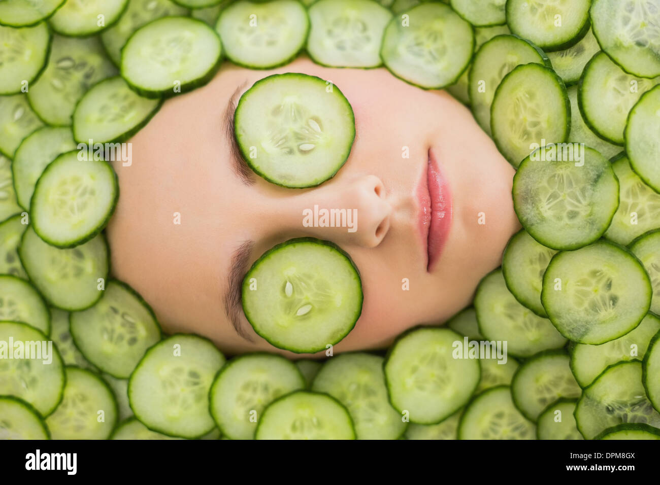 Belle femme avec masque facial de tranches de concombre sur le visage Photo  Stock - Alamy