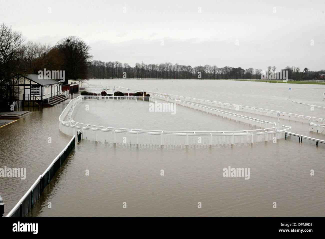 Pas de course aujourd'hui sur l'hippodrome de Worcester comme la rivière Severn éclate c'est une fois de plus les banques. Banque D'Images