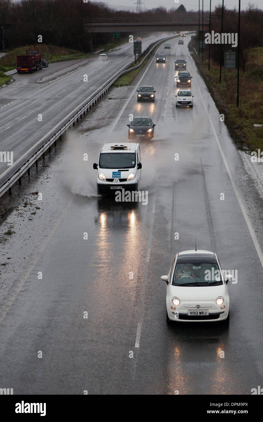 Les automobilistes conduire dans Heavy Rain sur l'A40 près de Gloucester à mesure que les gens à la maison pour Noël Banque D'Images