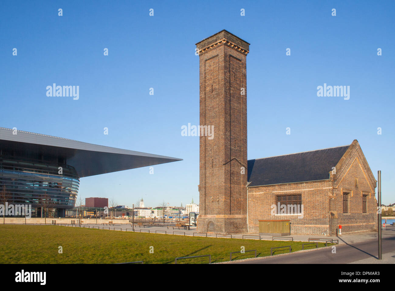 Ancien bâtiment industriel et de l'Opéra de Copenhague sur l'île de Holmen, Copenhague, Danemark Banque D'Images