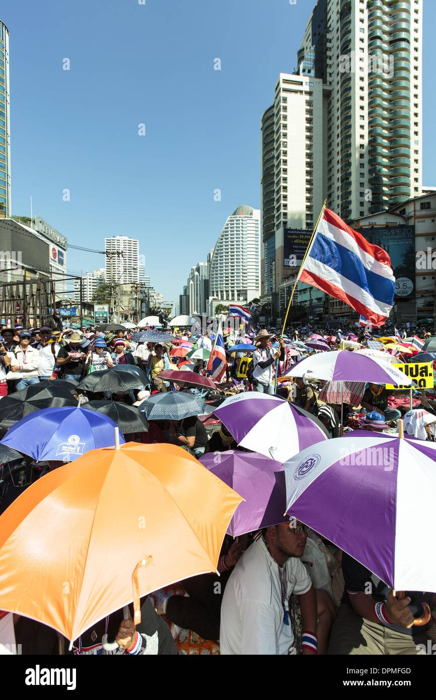 Bangkok, Bangkok, Thaïlande District métropolitain. 13 Jan, 2014. Anti-Government protestataires à l'abri du soleil pendant un rassemblement à l'un des sept sites qu'ils ont occupé dans une tentative de 'arrêter'' Bangkok, qui, espèrent-ils, entraîner la démission du gouvernement actuel et l'installation d'un ''non élus du Conseil du peuple'', carrefour Asoke, Bangkok, Thaïlande - Photo : Gavin Gough/NurPhoto Crédit : Gavin Gough/NurPhoto ZUMAPRESS.com/Alamy/Live News Banque D'Images