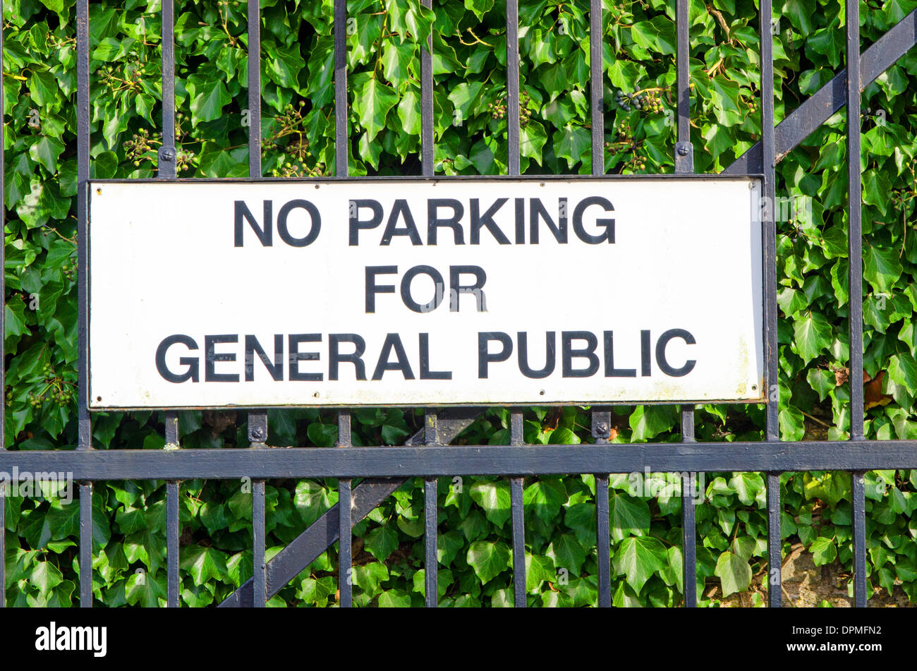 No parking sign sur iron gate Banque D'Images