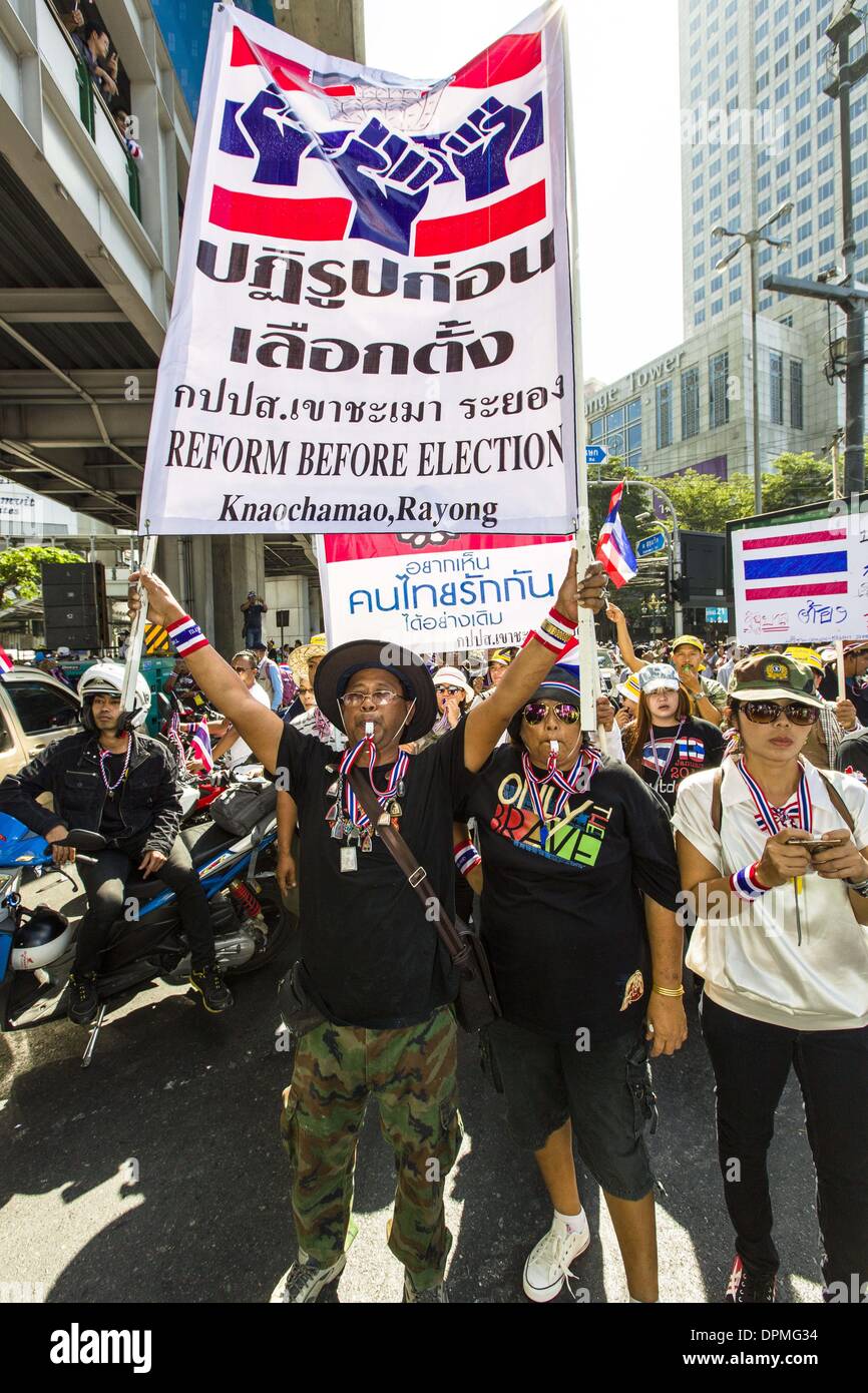 Bangkok, Bangkok, Thaïlande District métropolitain. 13 Jan, 2014. Anti-Government manifestants mars à Bangkok à l'un des sept sites protestataires qui ont occupé dans une tentative de 'arrêter'' Bangkok, qui, espèrent-ils, entraîner la démission du gouvernement actuel et l'installation d'un ''non élus du Conseil du peuple'', carrefour Asoke, Bangkok, Thaïlande - Photo : Gavin Gough/NurPhoto Crédit : Gavin Gough/NurPhoto ZUMAPRESS.com/Alamy/Live News Banque D'Images