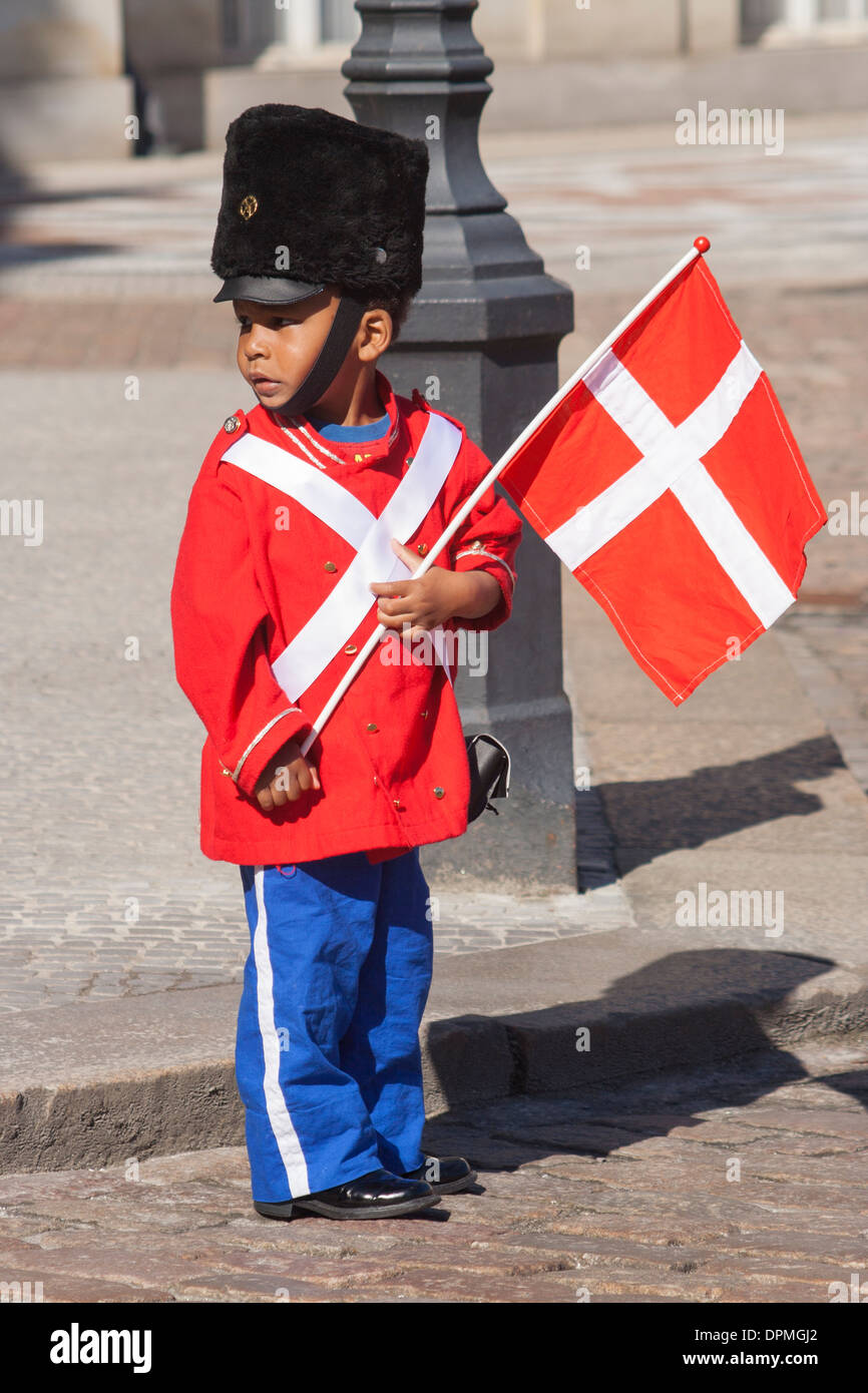 Garçon habillé en garde royale au Palais d'Amalienborg sur l'anniversaire de la Reine, Copenhague, Danemark Banque D'Images