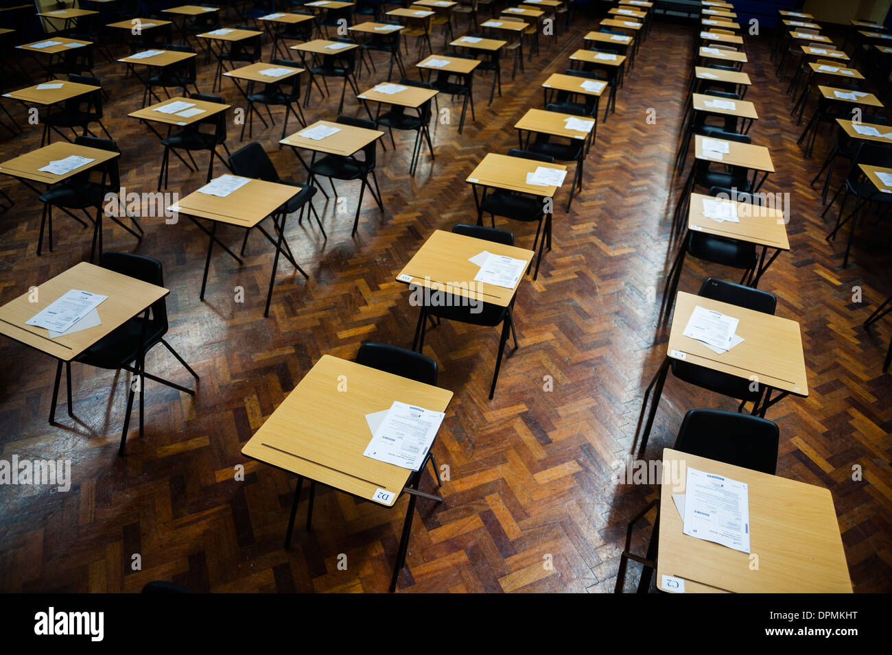 Des rangées de bureaux vides prêts pour les élèves de l'école GCSE gallois de s'asseoir leurs examens dans une salle d'école, le Pays de Galles UK Banque D'Images