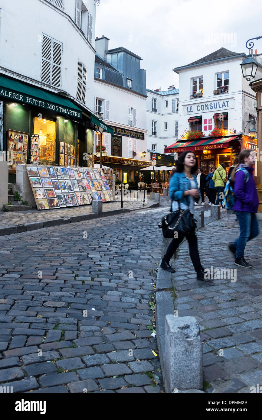 Rue sinueuse en haut de Montmartre, près de la place du tertre Banque D'Images