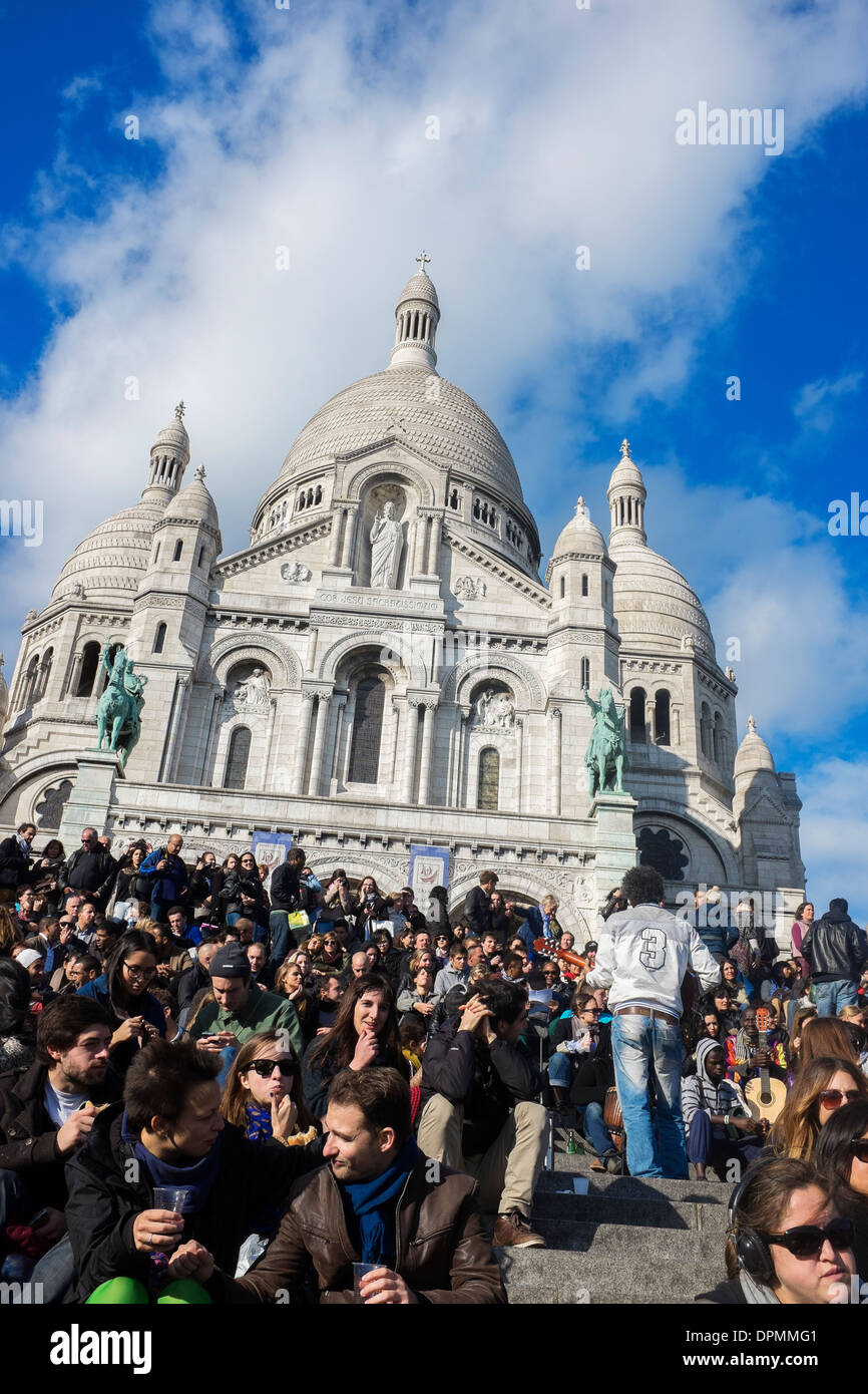 La foule sur les marches de Montmartre Basilique du Sacré Coeur Paris France Banque D'Images