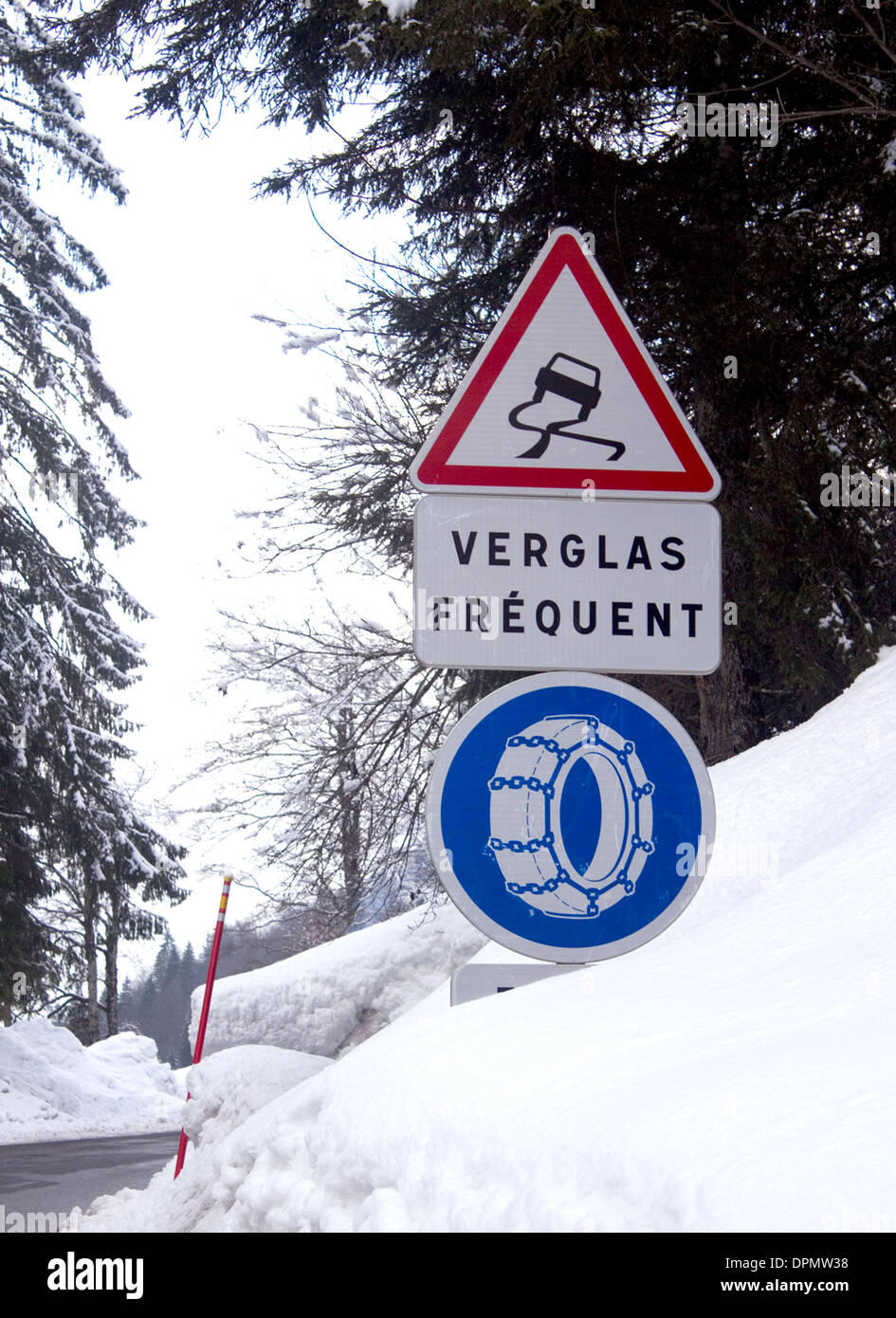 Panneau routier français pour les chaînes à neige et méfiez-vous de glace noire Banque D'Images