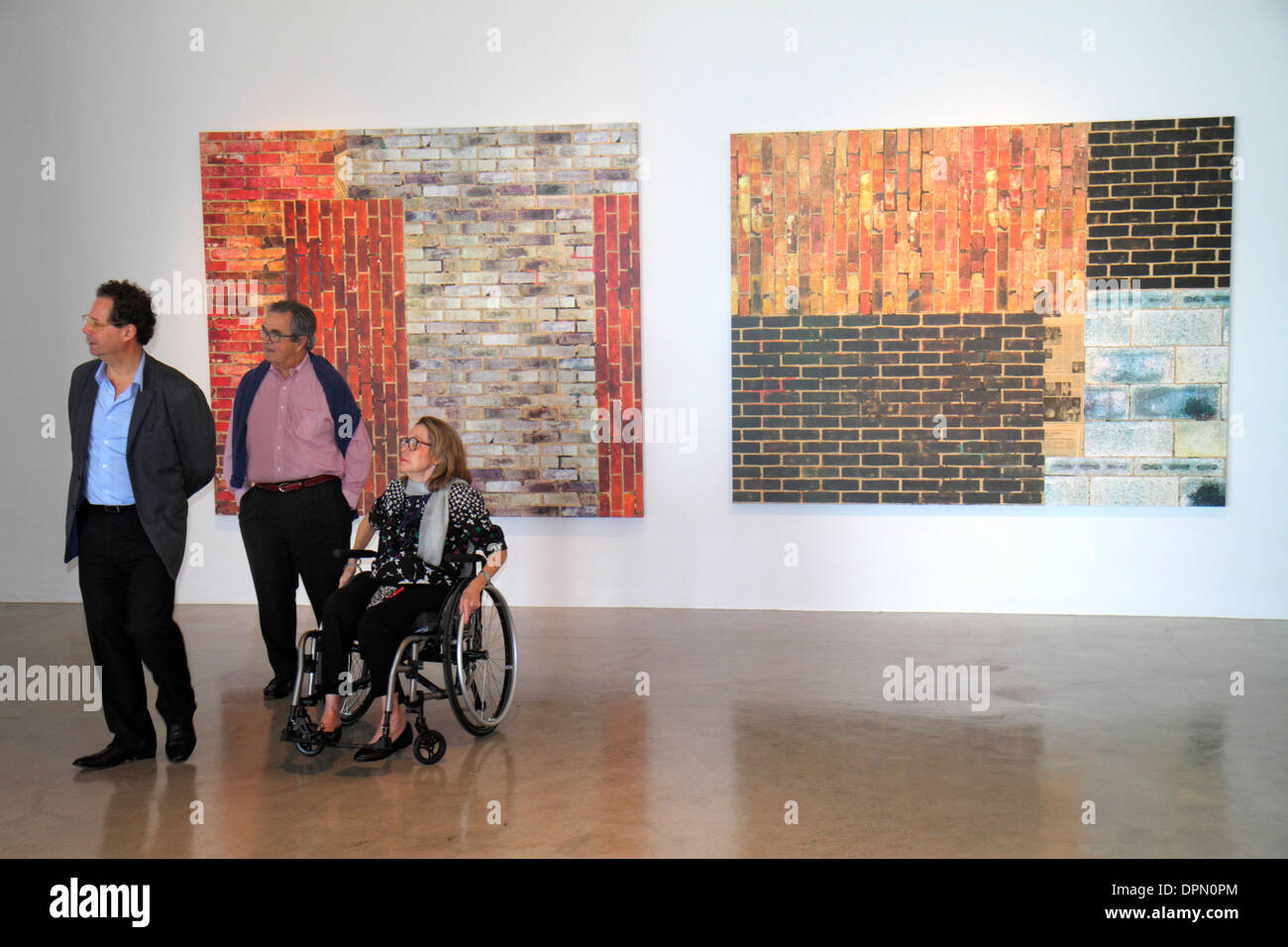 Miami Florida,Wynwood Art District,Art Basel,privé,de la Cruz Collection,ouvert au public,galerie,peinture,femme femme femme femme,fauteuil roulant,handicapé,homme Banque D'Images