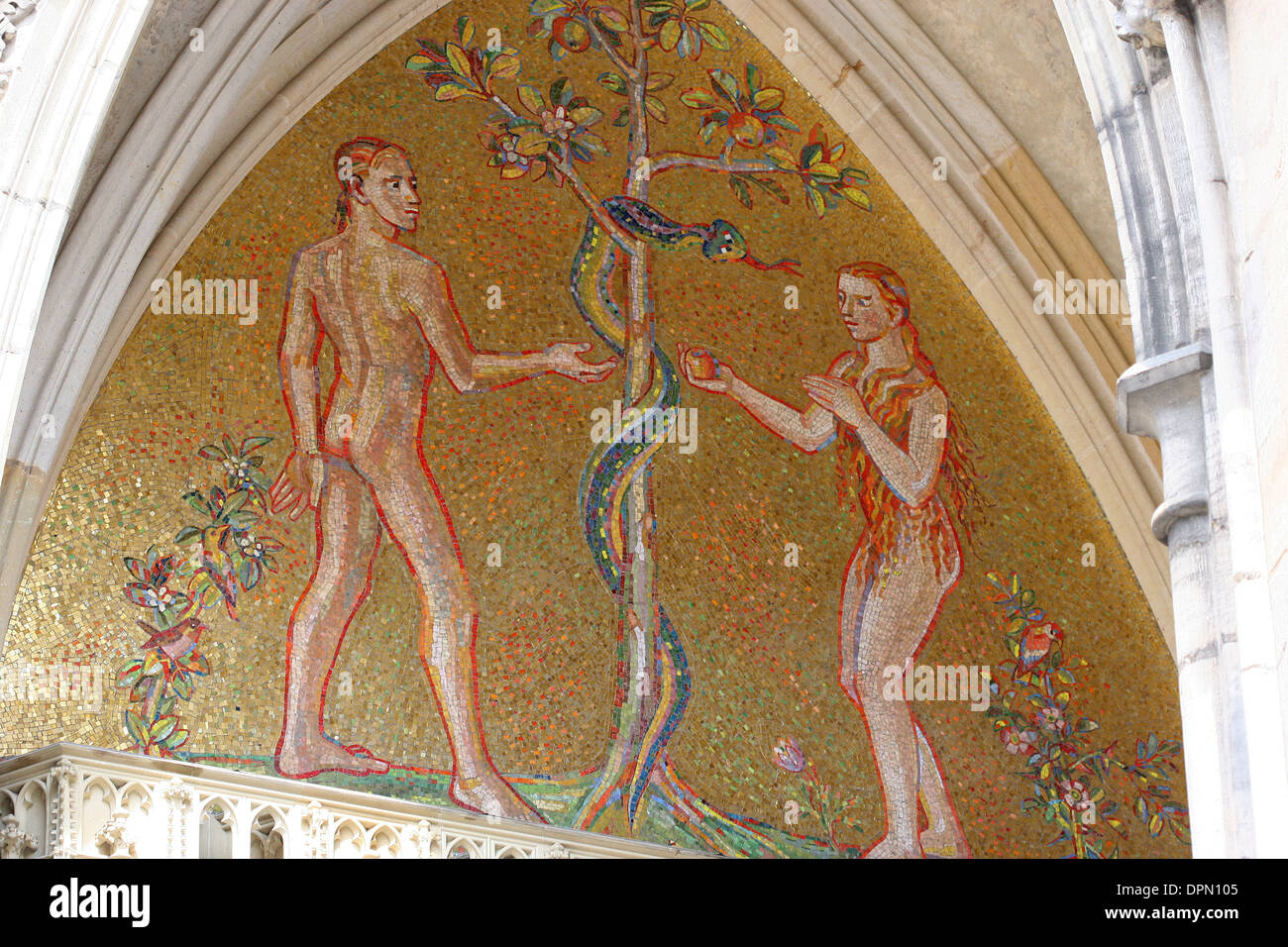 République tchèque. Prague. La cathédrale Saint-Guy. Le Golden Gate. La mosaïque d'Adam et Eve(1372), par Niccoletto Semitecolo. Banque D'Images