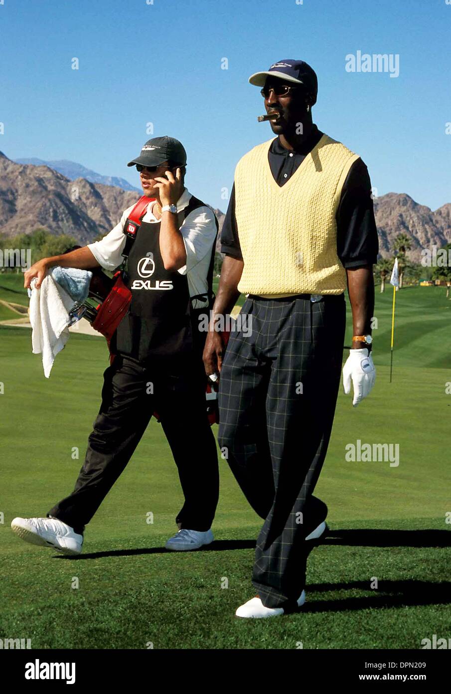 15 mai 2006 - K14386LR.LEXUS GOLF CHALLENGE LA QUINTA , CA 12-16-1998. LISA ROSE- 1998.MICHAEL JORDAN..CIGARE(Image : © Crédit Photos Globe/ZUMAPRESS.com) Banque D'Images