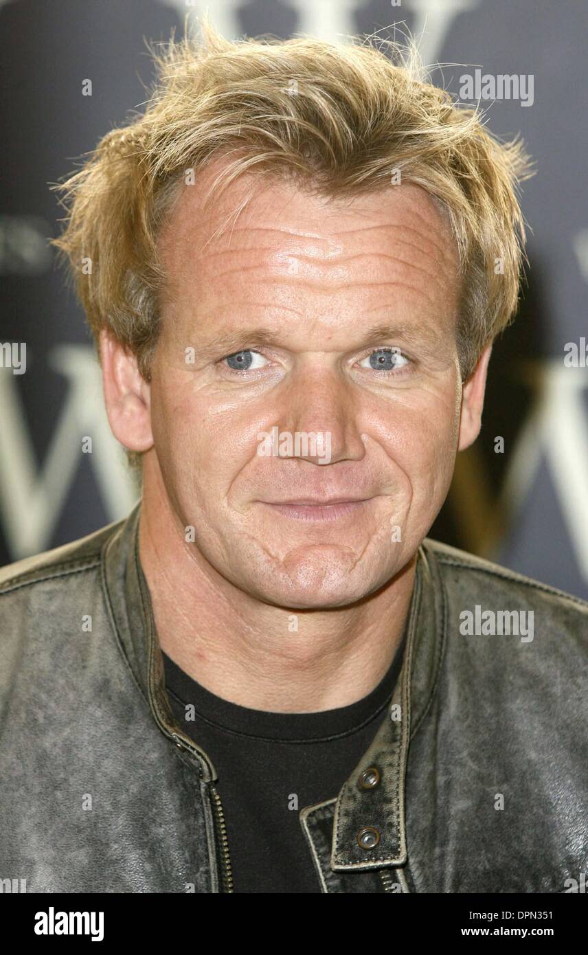 4 octobre 2006 - London, Greater London, Royaume-Uni - K50104.''Humble Pie'' Autobiographie Booksigning-Waterstones, Piccadilly, Londres, Royaume-Uni. 10-04-2006. MARK CHILTON -- Gordon Ramsay(Image : © Crédit Photos Globe/ZUMAPRESS.com) Banque D'Images