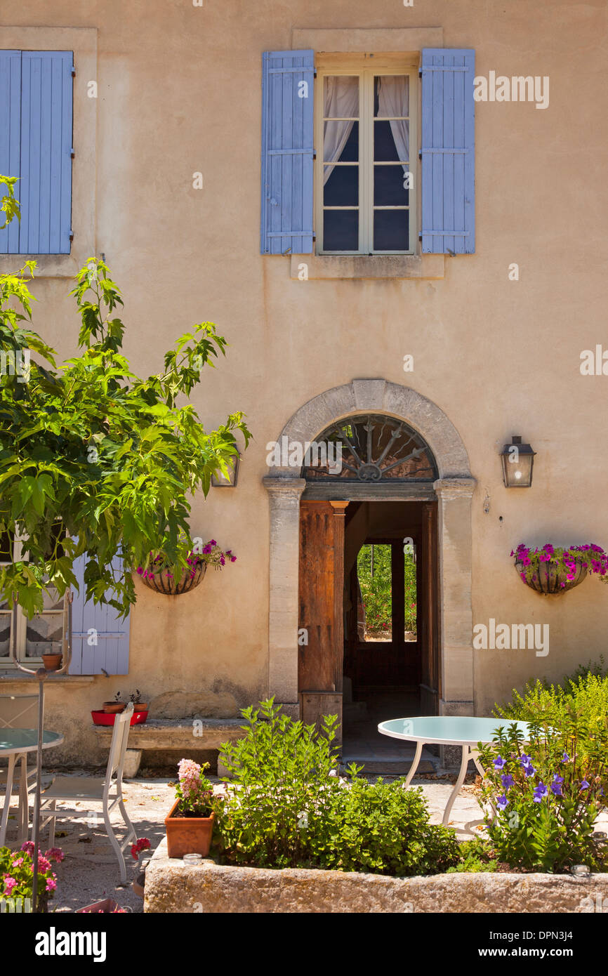 Les Carmes entrée - Bed and breakfast près de l'Isle-sur-la-Sorgue, en Provence France Banque D'Images