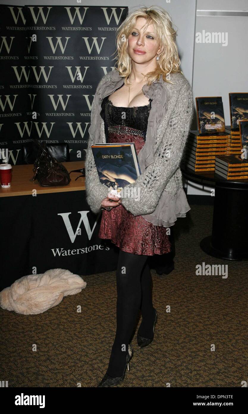 Novembre 24, 2006 - Londres, Royaume-Uni - Â©Mark Chilton/ .com 24/11/2006 001813..COURTNEY LOVE..'Dirty Blonde, Journal de Courtney Love' Autobiographie Booksigning-Waterstone's, Piccadilly, Londres, Royaume-Uni...veuillez contacter :.Richard Chambury.Mobile :  +44(0)7968894411.Email : Foto@ .com. Limité..K406 Tower Bridge,complexe d'affaires .100 Clements Road, Londres. SE16 4DG..Tél : Banque D'Images