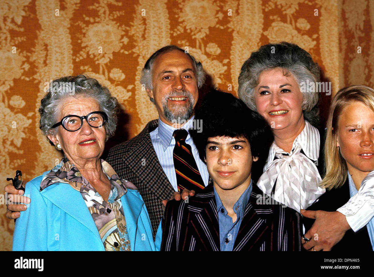 5 janvier 2006 - Bea Arthur et la famille,.mom- Bea Frankel.Mari- Gene Saks.et fils- Danny et Matthieu. Nate Cutler - 1976.BEAARTHURRETRO(Image Crédit : © Globe Photos/ZUMAPRESS.com) Banque D'Images